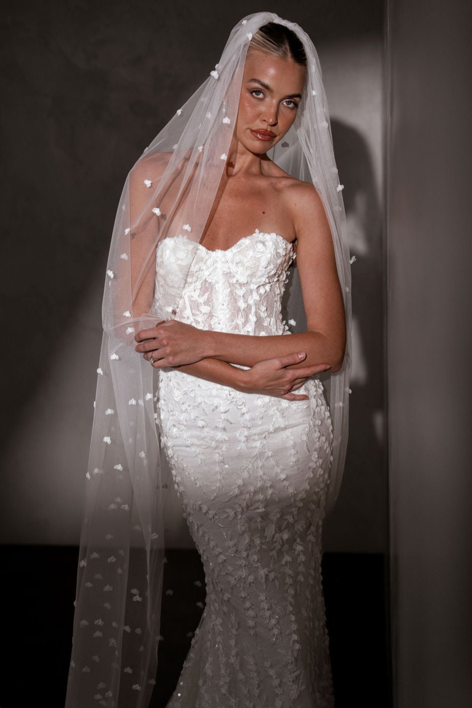Harlow Veil - Elegant Wedding Veil for Brides | Perfect for Church Ceremonies, Outdoor Weddings & Photo Shoots