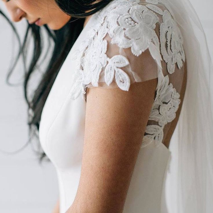 Amsale Amanda Wedding Gown - Elegant Lace Bridal Dress for Bride, Perfect for Church Ceremony & Reception