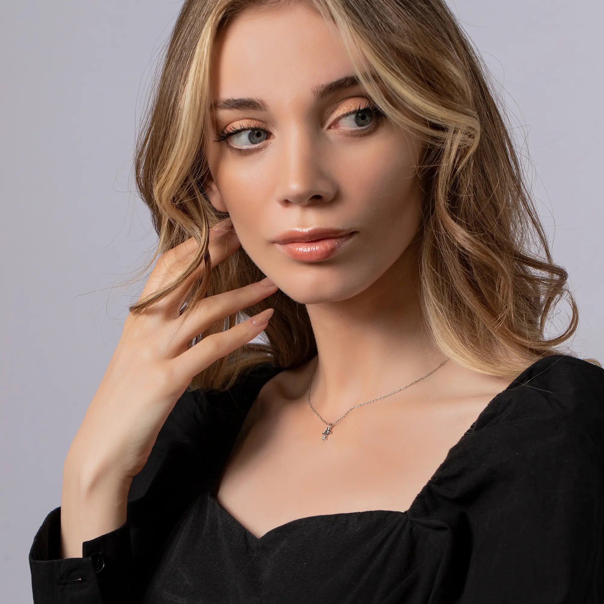 Elegant Small Flower Necklace for Women - Dainty Floral Pendant Jewelry - Perfect for Everyday Wear, Gift Giving & Special Occasions