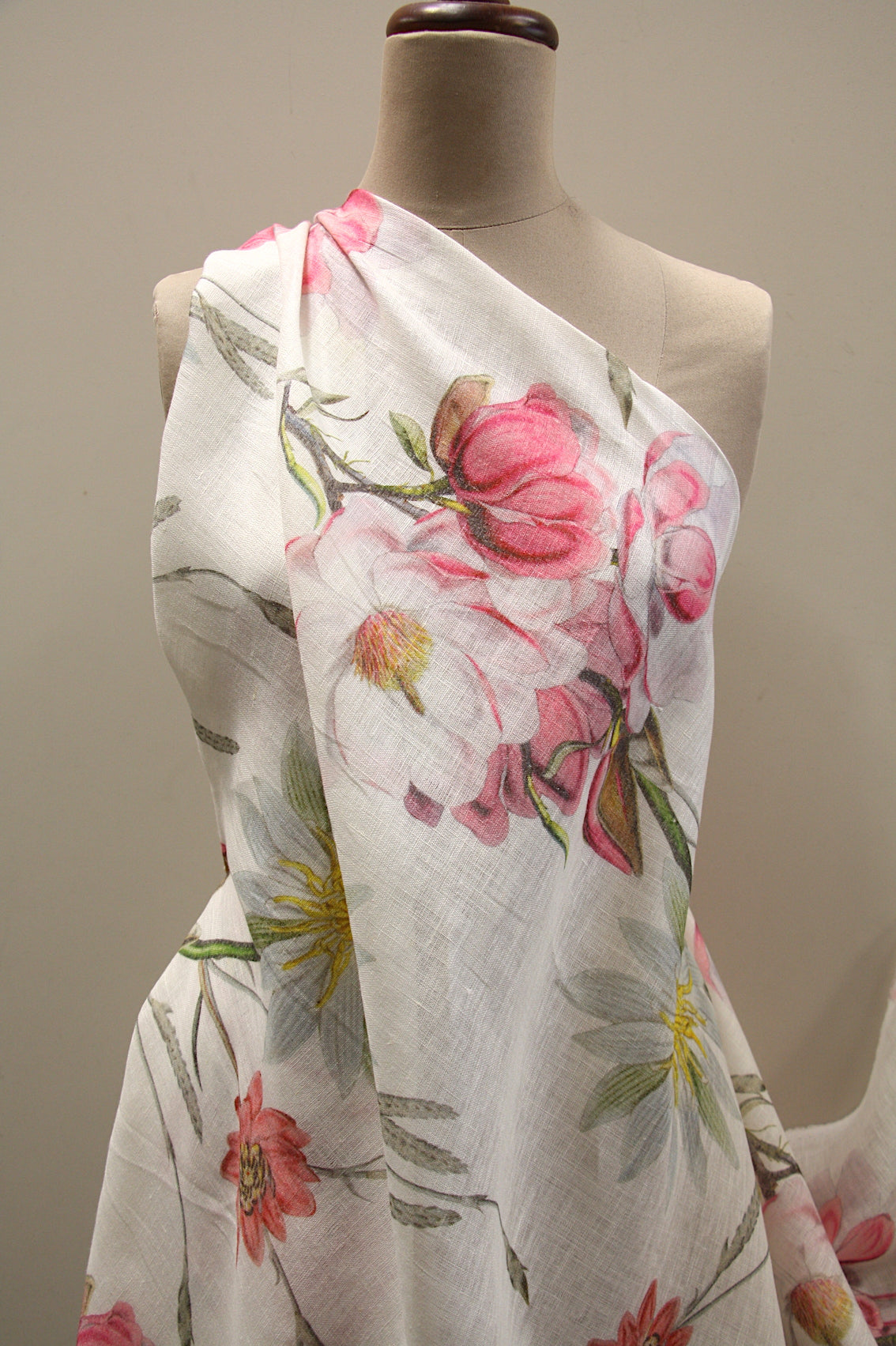 Bellissimi Fiori Printed Linen Tablecloth - Elegant Floral Design for Dining Room Decor, Wedding Reception & Home Decor