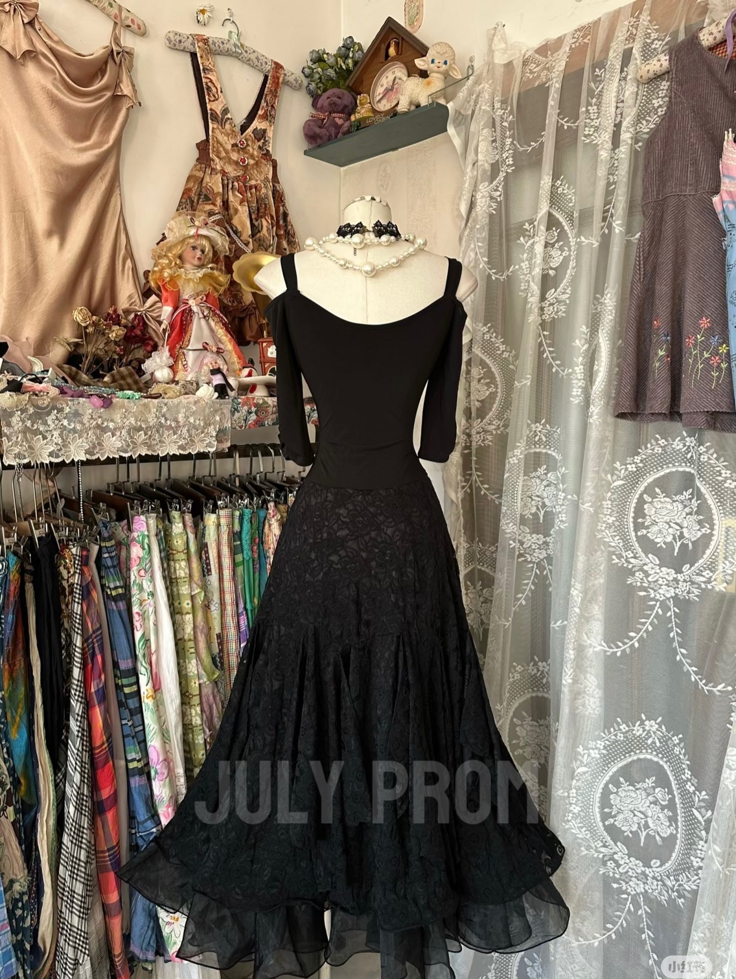 Elegant Black A-Line Lace Formal Party Dress - Vintage Inspired Prom Gown J4781 | Perfect for Homecoming, Evening Galas & Special Occasions