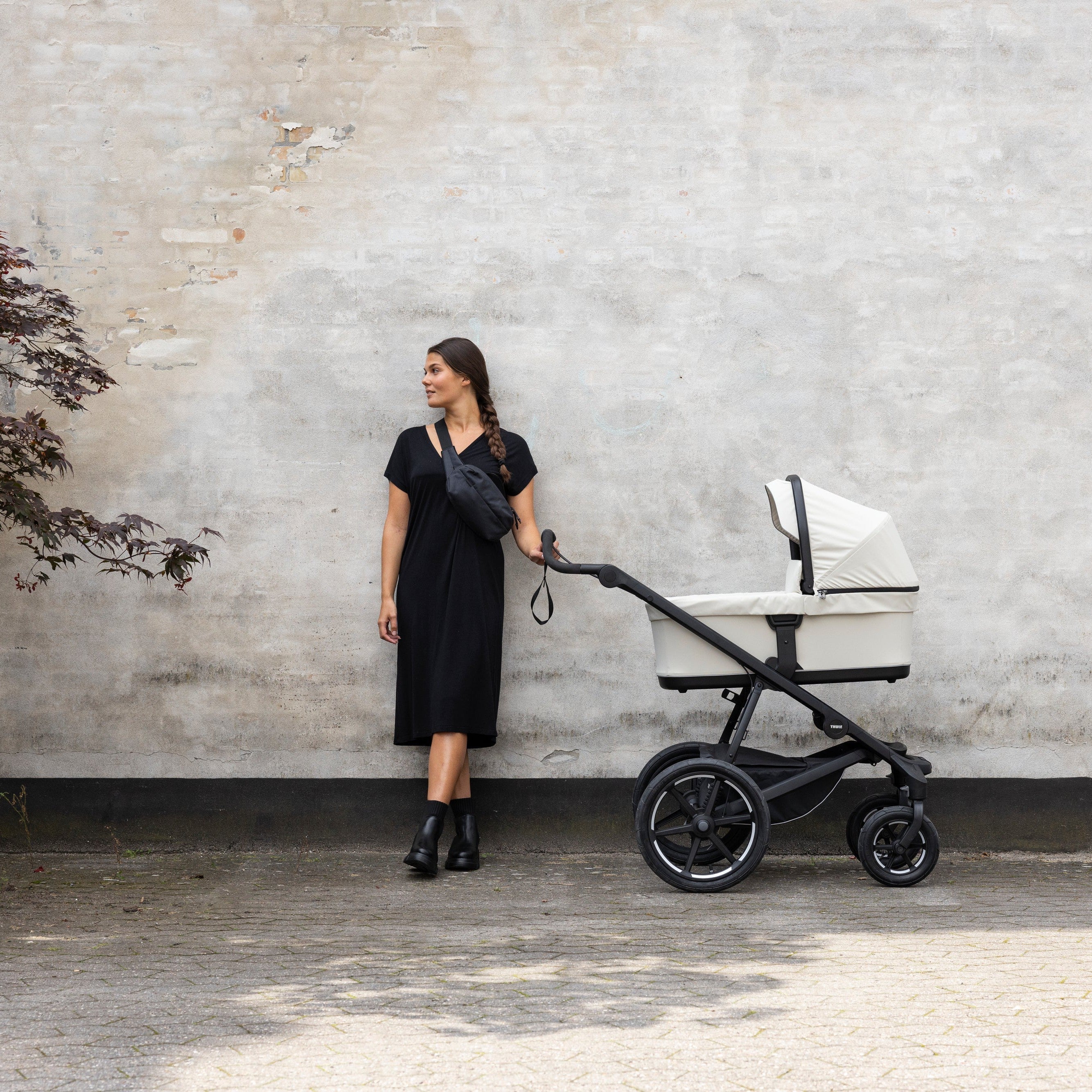 Thule Bassinet for Babies - Lightweight, Portable & Safe Infant Travel Bed - Perfect for Camping, Road Trips & Airplane Travel