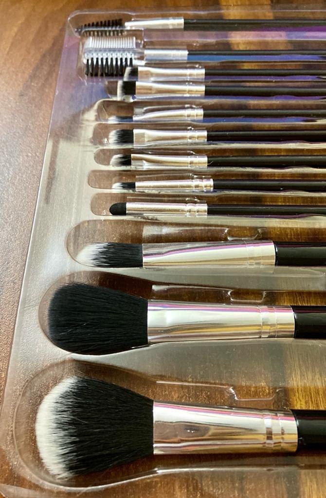 **GNASTAS Professional M.A.C Makeup Brush Set - 12-Piece Synthetic Makeup Brushes for Foundation, Powder, Eyeliner & Eyeshadow - Perfect for Bridal, Party & Everyday Makeup (Ideal for Women & Girls)**    *(Use Cases: Great for bridal makeup, glamorous party looks, daily beauty routines, and professional makeup artists.)*
