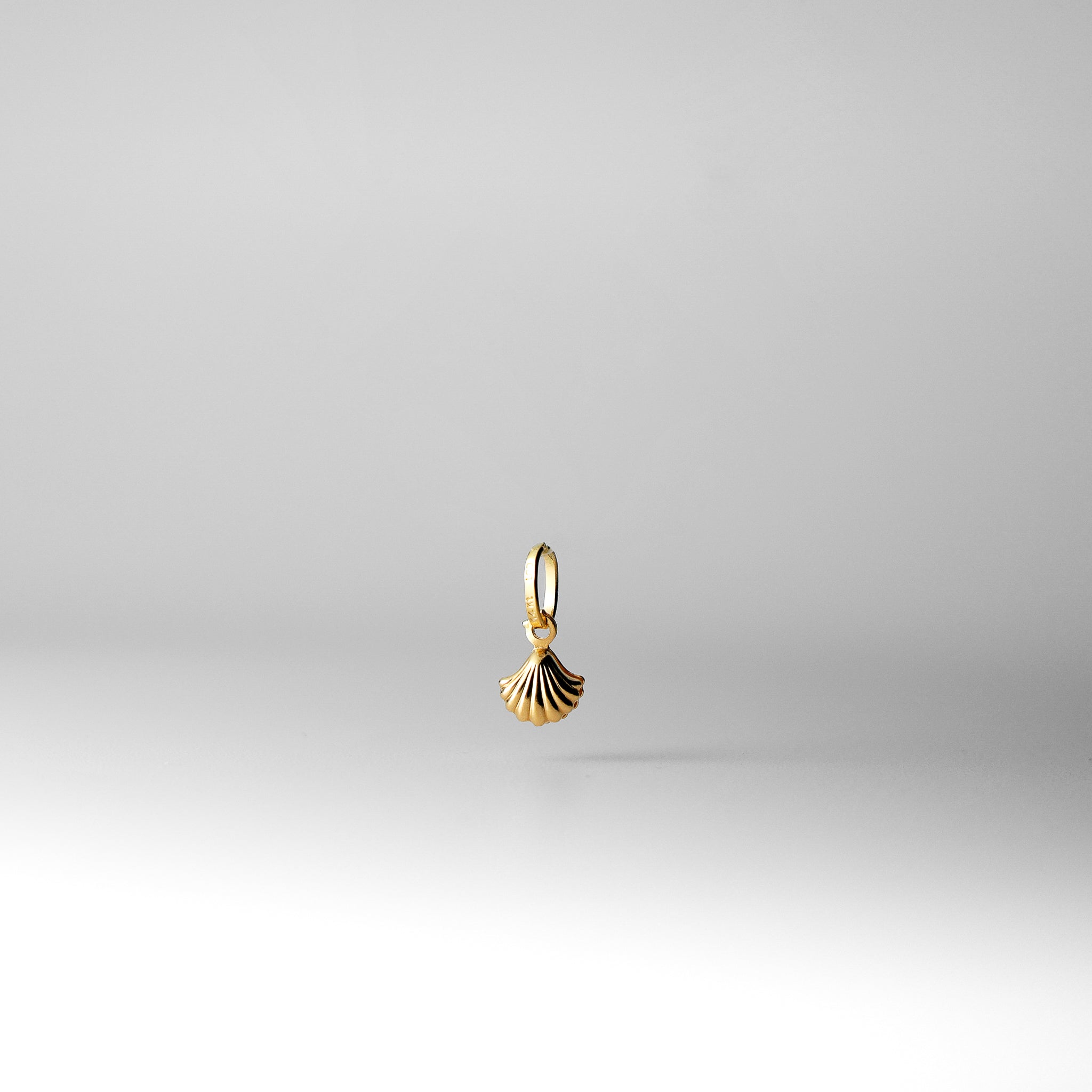 Exquisite Gold Shell Pendant with Genuine Pearl - Elegant Necklace for Women, Perfect for Weddings, Parties & Special Occasions