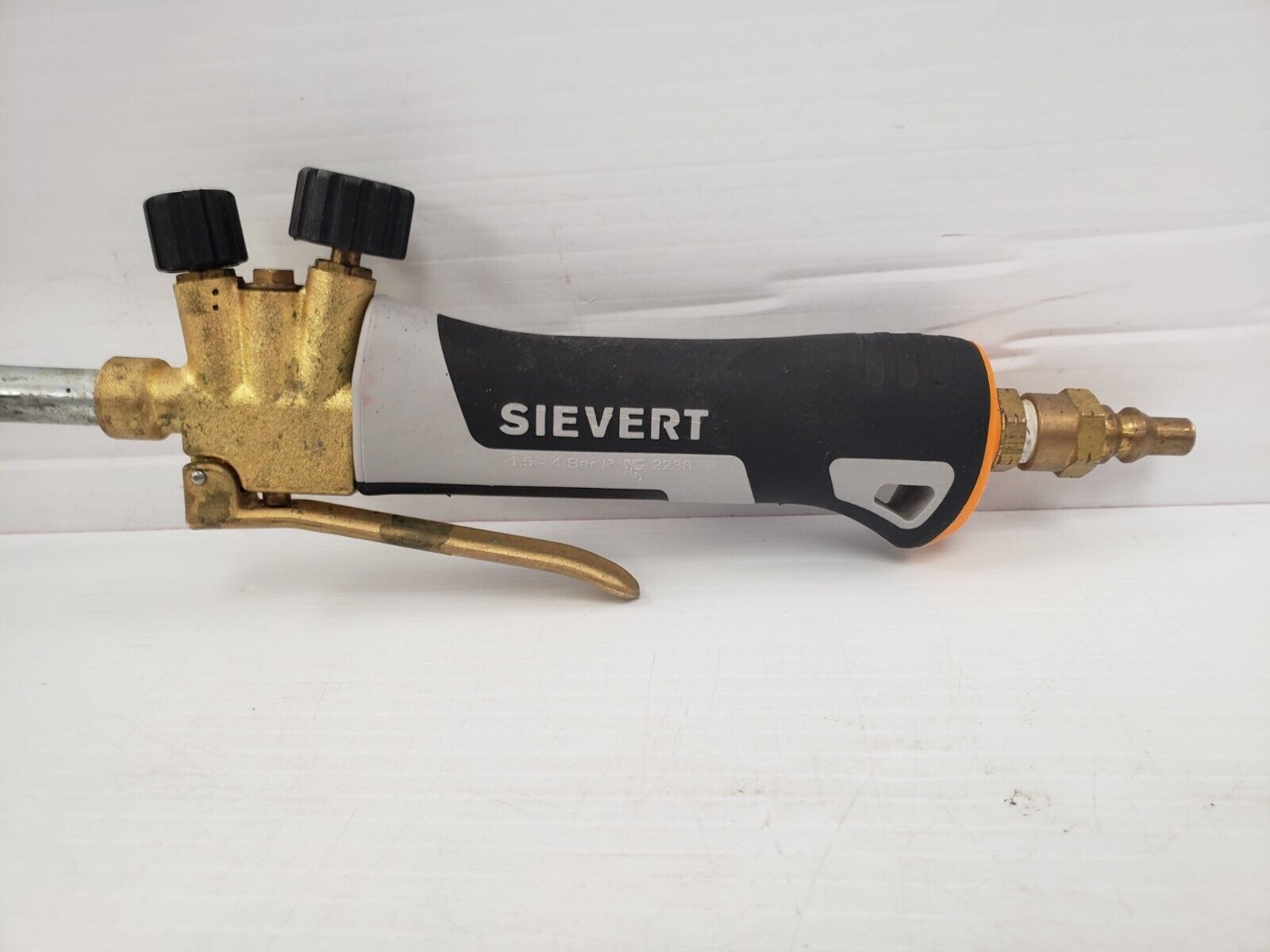Sievert Professional Roofing Torch Kit - Propane Torch for Roofing, Soldering & DIY Projects - Heavy Duty Flame Torch for Asphalt Shingles, Bitumen & More - Perfect for Roof Repairs & Home Improvement