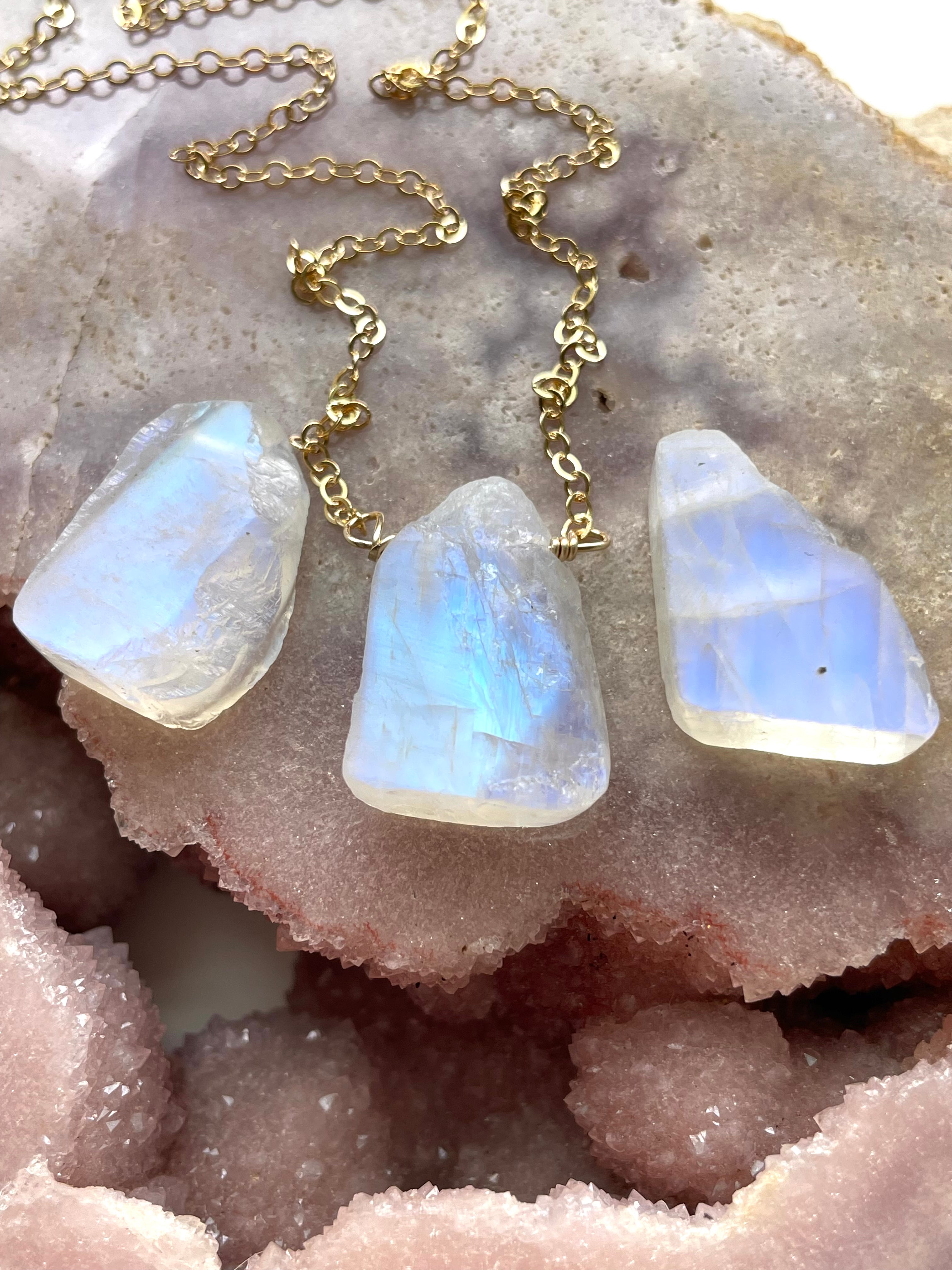 Natural Rainbow Moonstone Crystal Necklace - Healing Stone Jewelry for Women, Spiritual Protection & Positive Energy - Perfect for Meditation, Yoga & Everyday Wear
