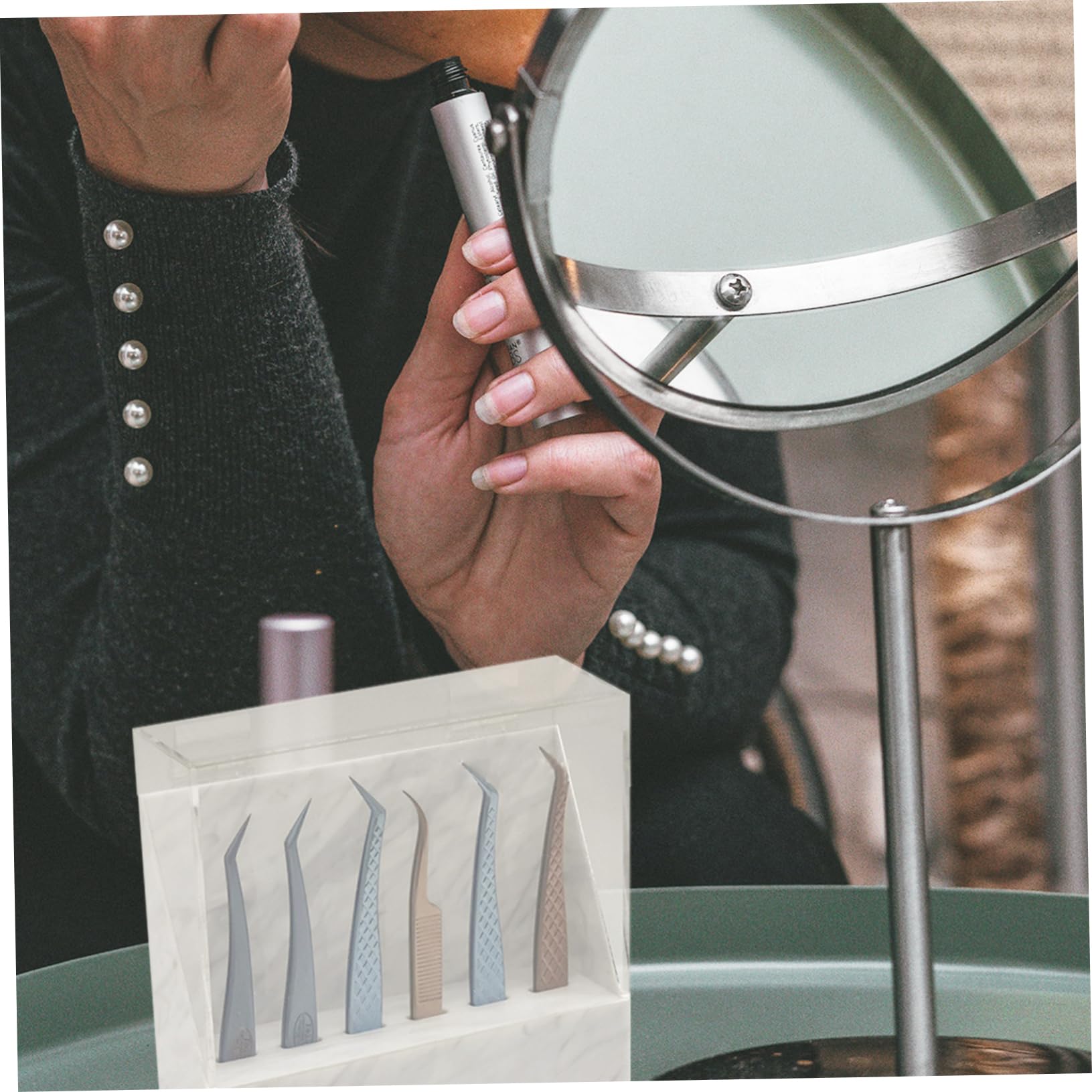 6-Compartment Acrylic Eyelash Tweezers Holder - Salon Tweezers Organizer Rack for Display & Storage - Practical Beauty Tool Shelf for Lash Extensions & Makeup Artists (Salon, Home, Professional Use)