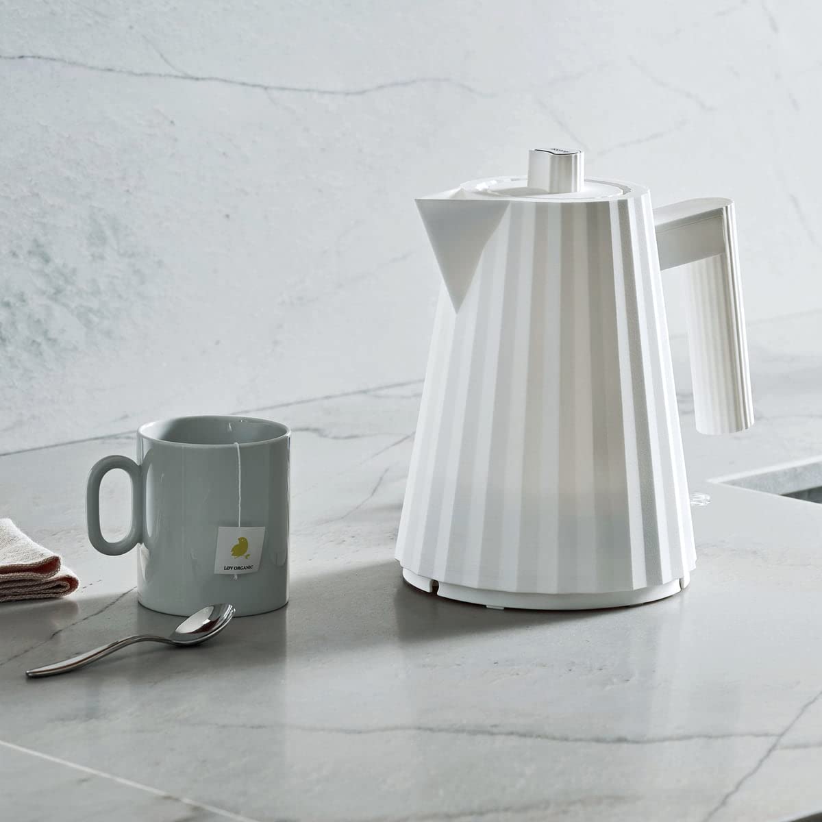 Alessi Plissé MDL06/1WUS Electric Kettle - 1500W Fast Boiling, 1L (33.8oz) White Plastic Resin Kettle with US Plug - Perfect for Home, Office & Tea/Coffee Brewing