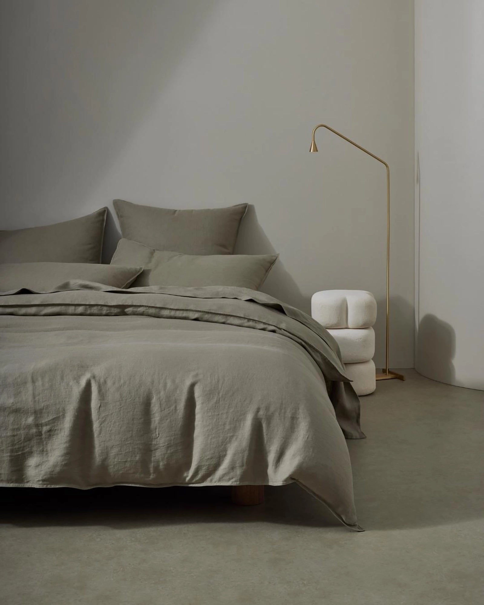 Premium Ravello Flat Sheet Set - 100% Breathable Cotton, Wrinkle-Resistant, Soft & Comfortable - Perfect for Bedroom, Guest Room, or Vacation Home - Queen/King Size Options Available