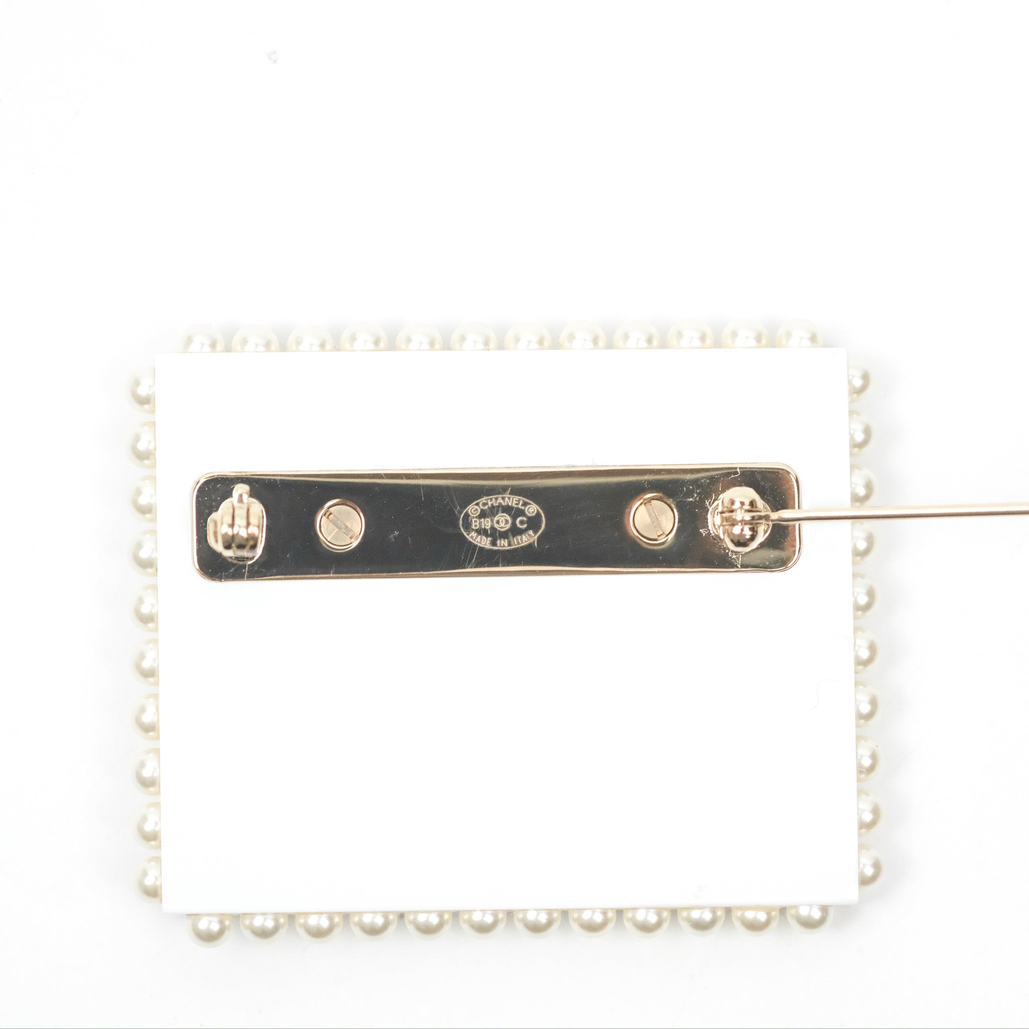 Chanel CC Logo Pearl Brooch Gold Tone Vintage 19C - Elegant Jewelry for Women, Perfect for Parties, Weddings & Special Occasions