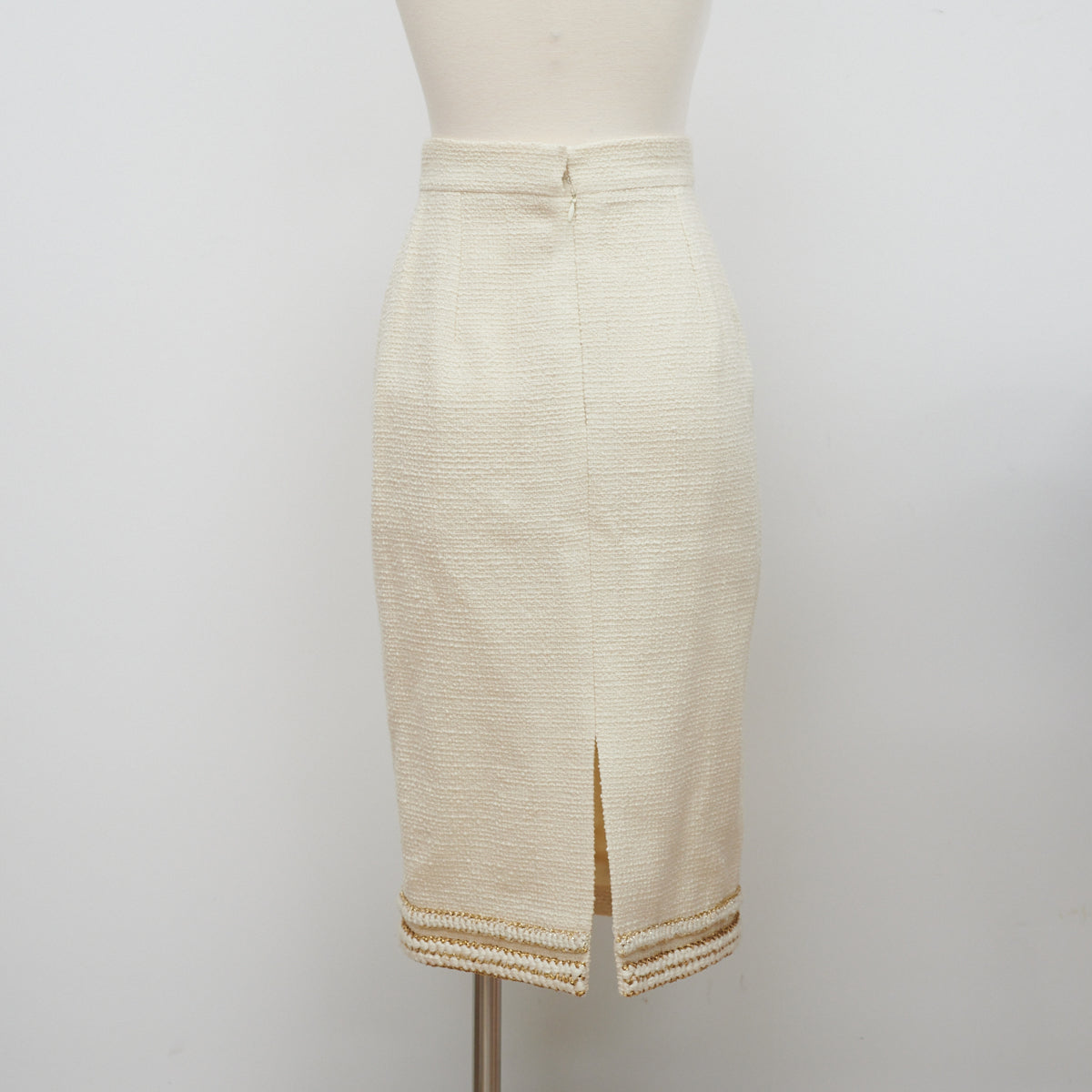 Chanel Ivory Pencil Skirt Women's Size 36 (US 6) - Elegant Office Wear & Cocktail Party Dress
