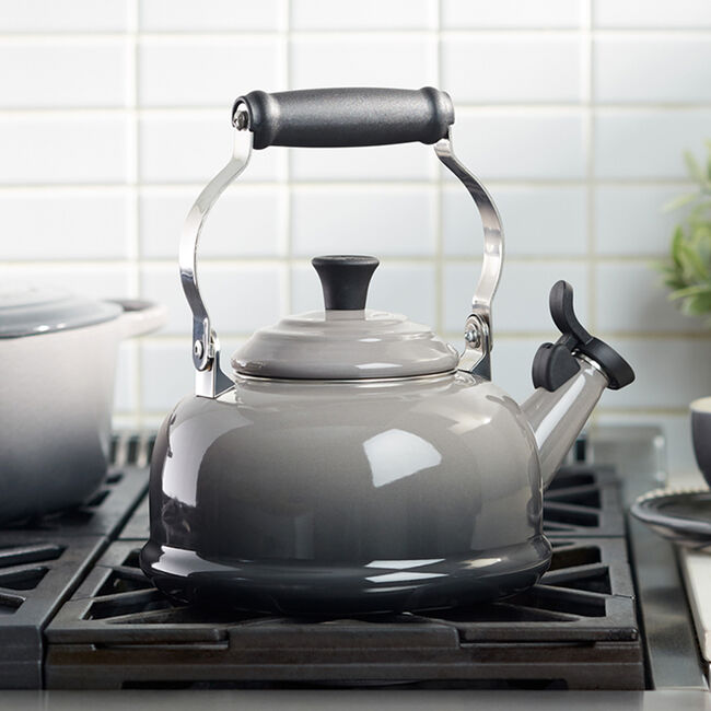 Le Creuset 1.6L Classic Whistling Tea Kettle in Meringue - Stainless Steel Stovetop Kettle for Tea, Coffee & Hot Water - Perfect for Home, Kitchen & Office Use