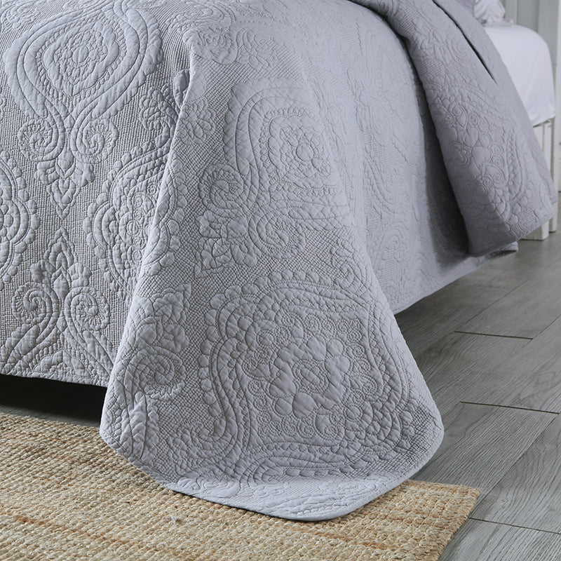 Aramis Reversible 3-Piece Damask Quilt Set - King Size Bedding with Matching Pillow Shams - Luxury Bedroom Decor for Master & Guest Rooms
