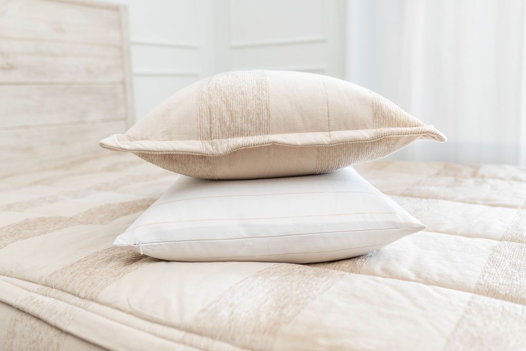 Halston Premium Silk Pillowcase for Hair & Skin Care - 100% Mulberry Silk, Hypoallergenic, Cooling & Anti-Wrinkle - Perfect for Beauty Sleep & Luxury Bedding