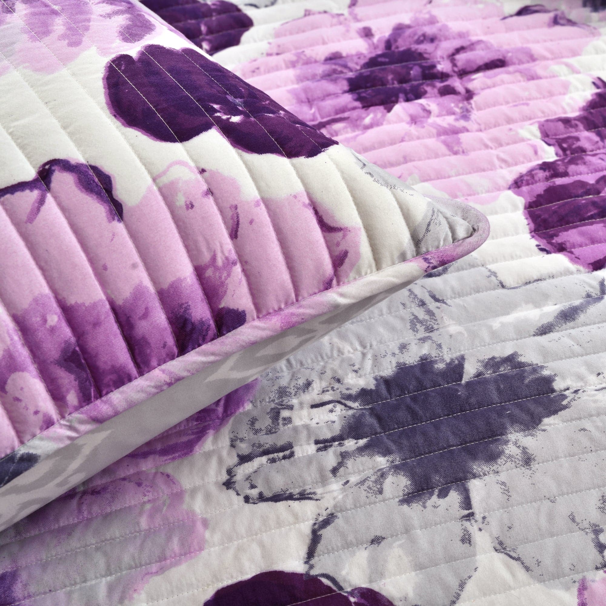 Leah Quilt 3 Piece Bedding Set - Queen Size Comforter, Pillow Shams & Bed Skirt - Soft Microfiber Luxury Quilted Bed Set for Cozy Bedroom Decor