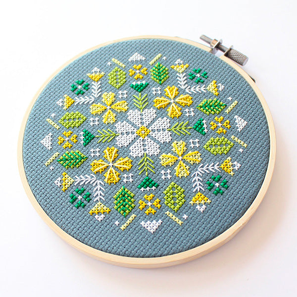 Alpine Flowers Cross Stitch Kit for Beginners - Complete Embroidery Set with Pattern, Thread & Needle - Perfect for DIY Home Decor & Gift Giving