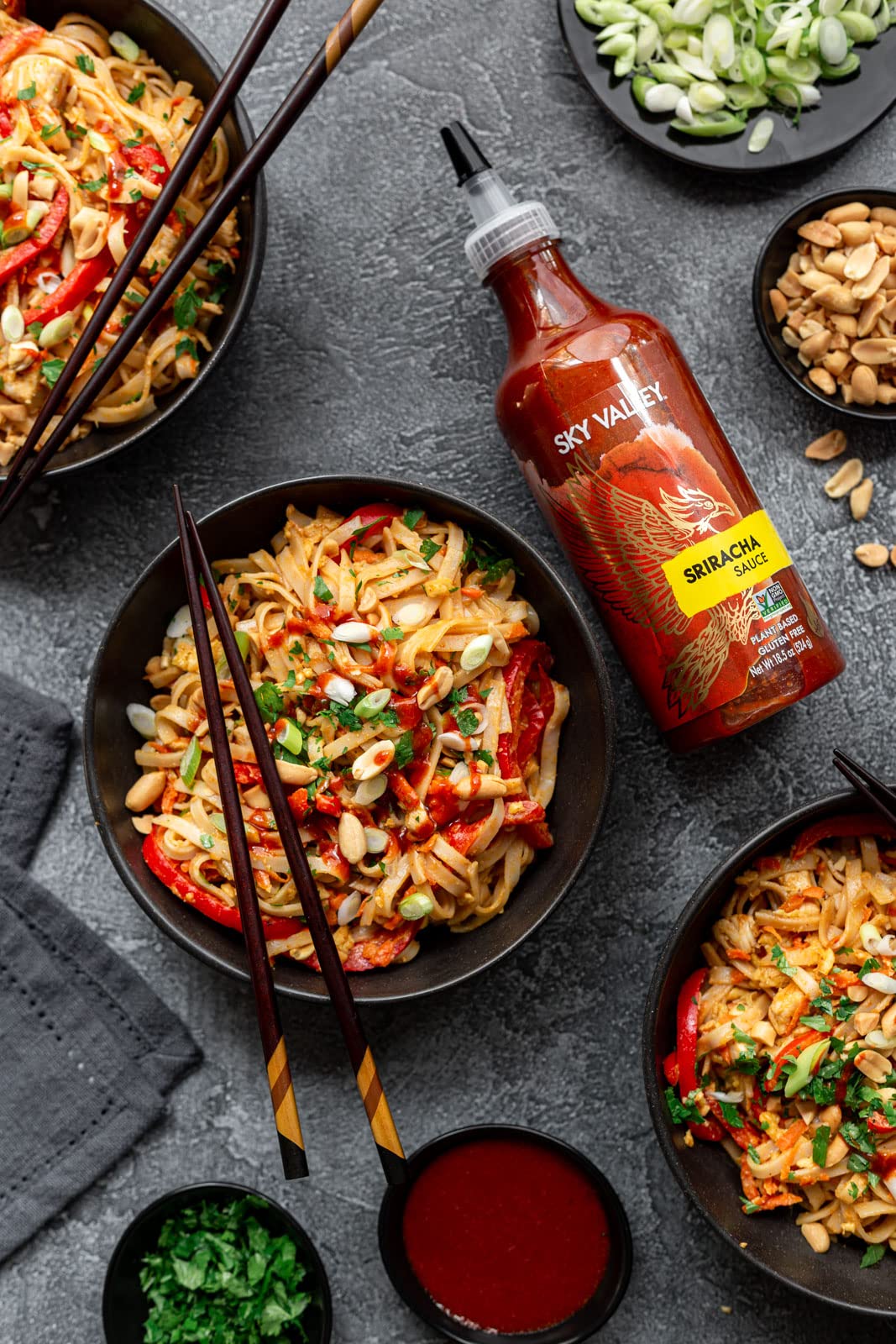 Sky Valley Sriracha Hot Sauce - Vegan, Gluten Free, Non-GMO Chili Sauce with Red Jalapeno Peppers - Only 5 Calories & Less Than 2g Sugar per Serving (18.5 oz) - Perfect for Tacos, Burgers, Wings & Asian Dishes