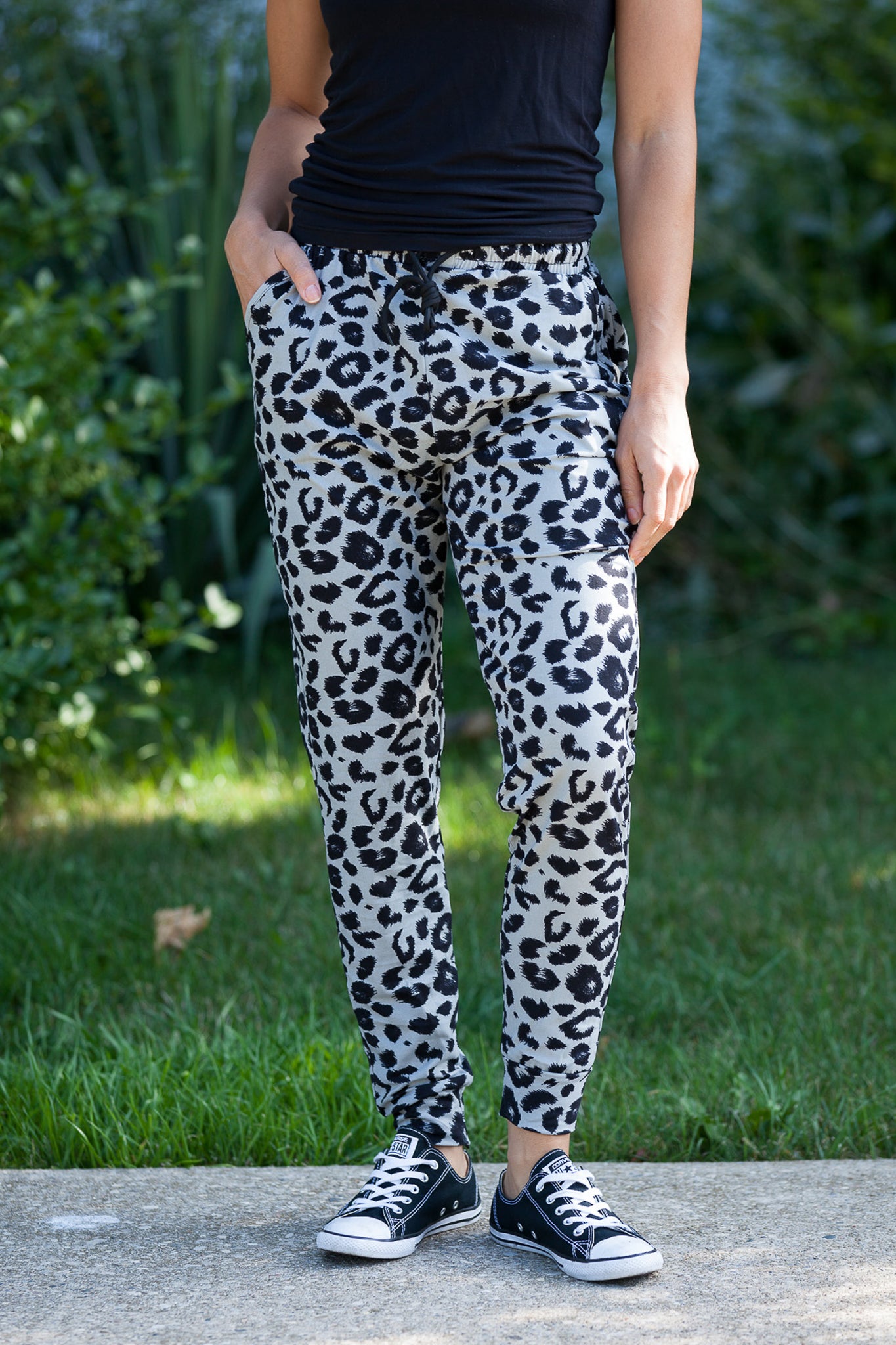 Snow Leopard Print Joggers for Women - Soft Fleece Lounge Pants with Pockets - Perfect for Yoga, Running, and Casual Wear