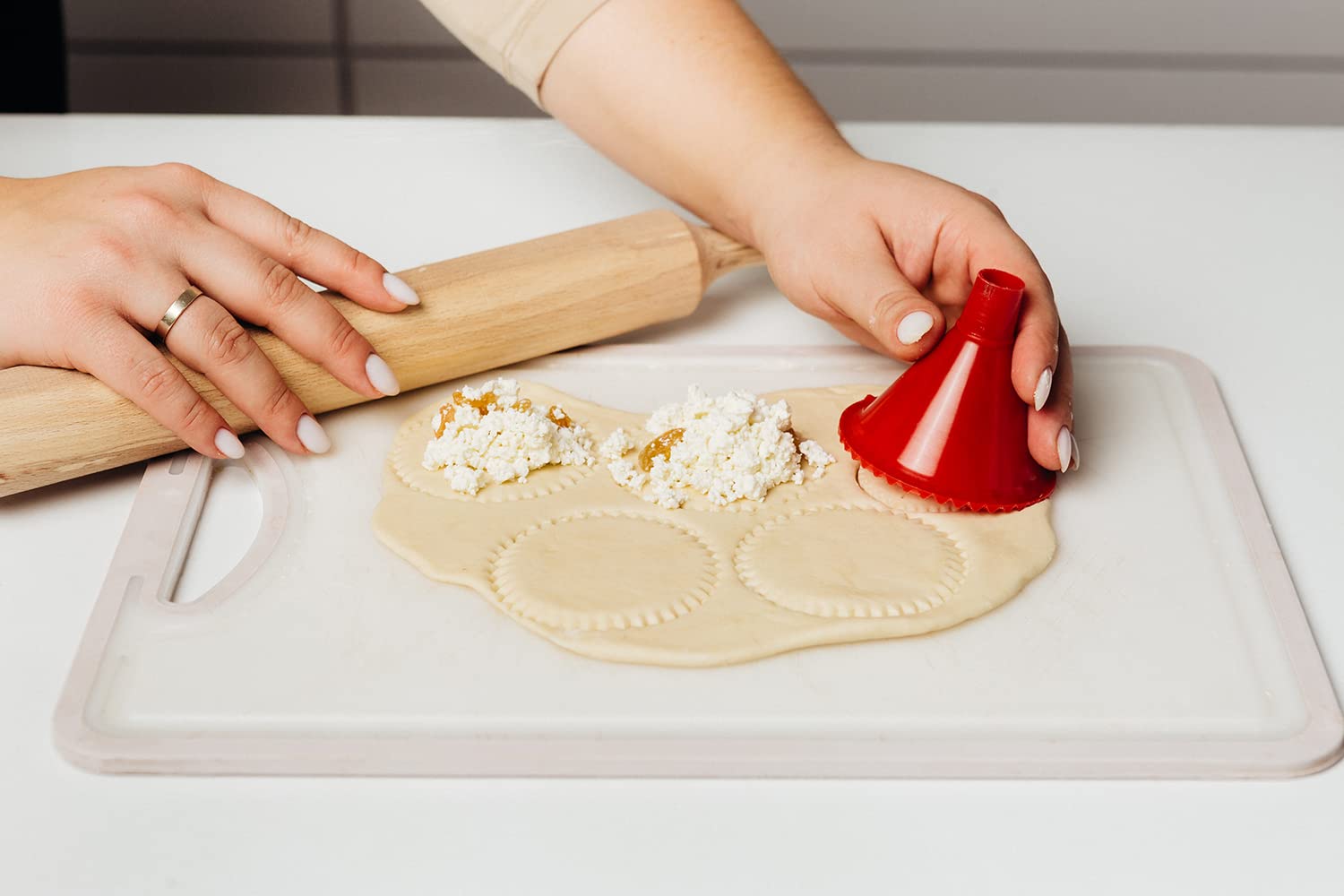 Universal Dumpling Maker Mold Set for Pelmeni, Pierogi, Ravioli & Vareniki - Dough Press & Cookie Cutter - Perfect for Homemade Dumplings, Pasta & Baking (Ideal for Family Cooking & Party Snacks)