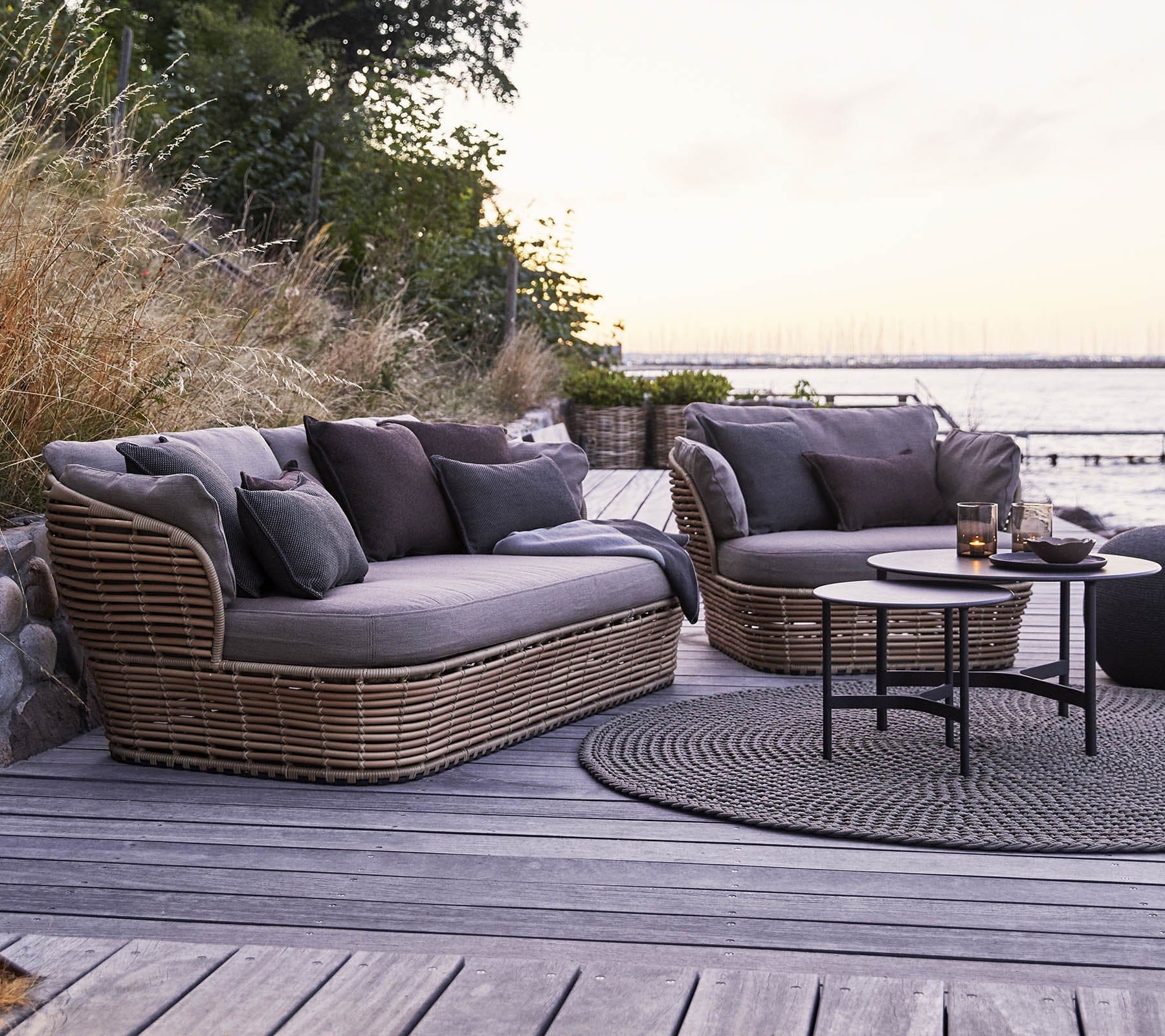 2-Seater Outdoor Wicker Sofa Set - Patio, Garden, or Poolside Relaxation - Weather-Resistant Rattan Furniture for Backyard & Deck