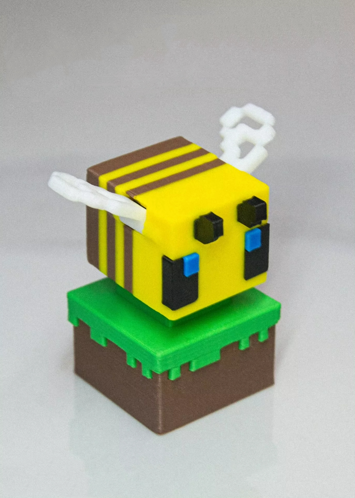 Custom Minecraft Pixel Style Bee Resin Keycaps - Movable Wings, Personalized Gaming Keycaps for Mechanical Keyboards - Perfect for Gamers & Collectors