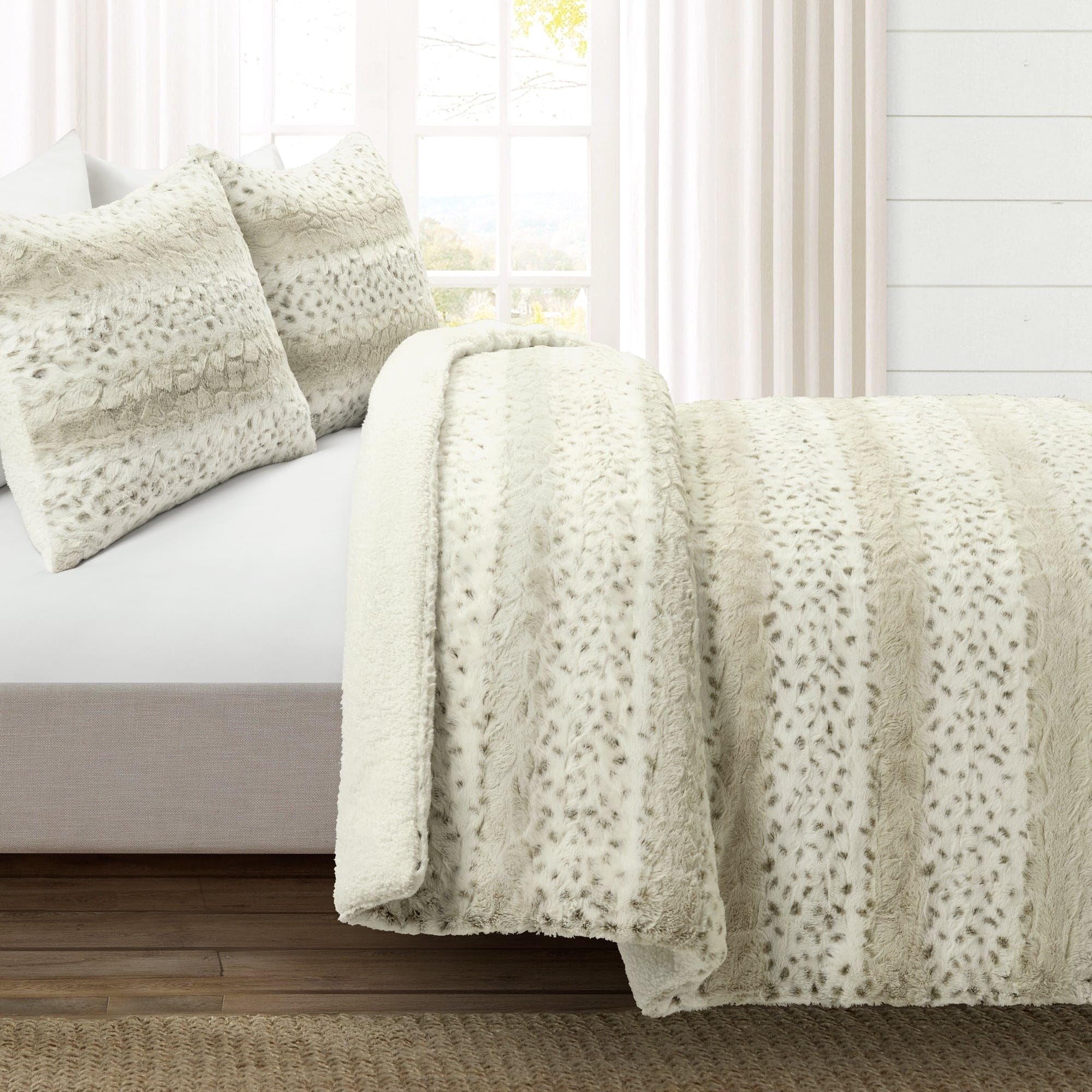Leopard Print Faux Fur Comforter Set - 3 Piece King/Queen Size Bedding Set with Pillow Shams - Soft Luxury Animal Print Blanket for Bedroom Decor, Winter Warmth & Cozy Home Styling