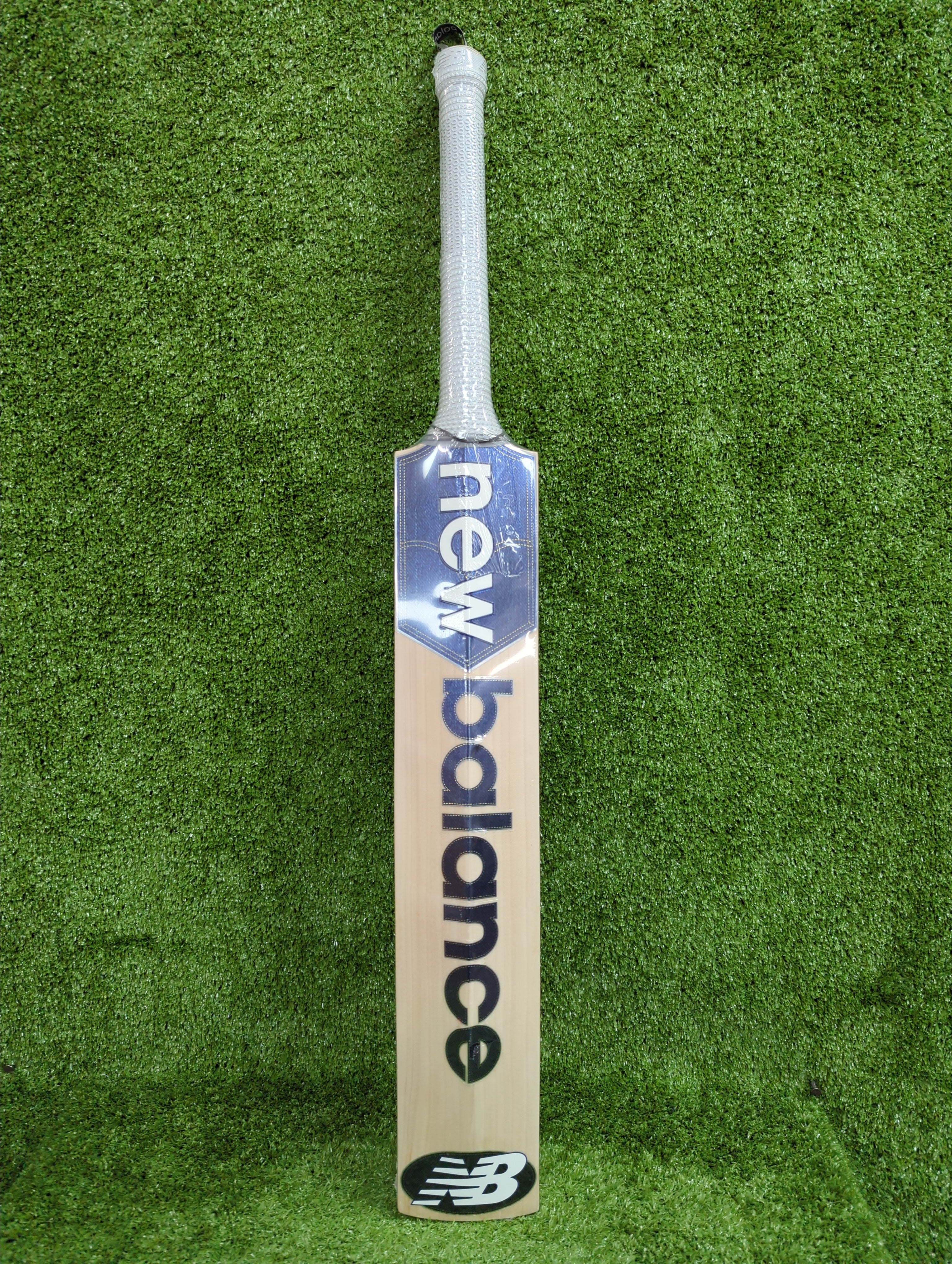 NB DC 700i Max English Willow Cricket Bat - Premium Grade Cricket Equipment for Professional Players - Perfect for Matches, Training & Tournaments