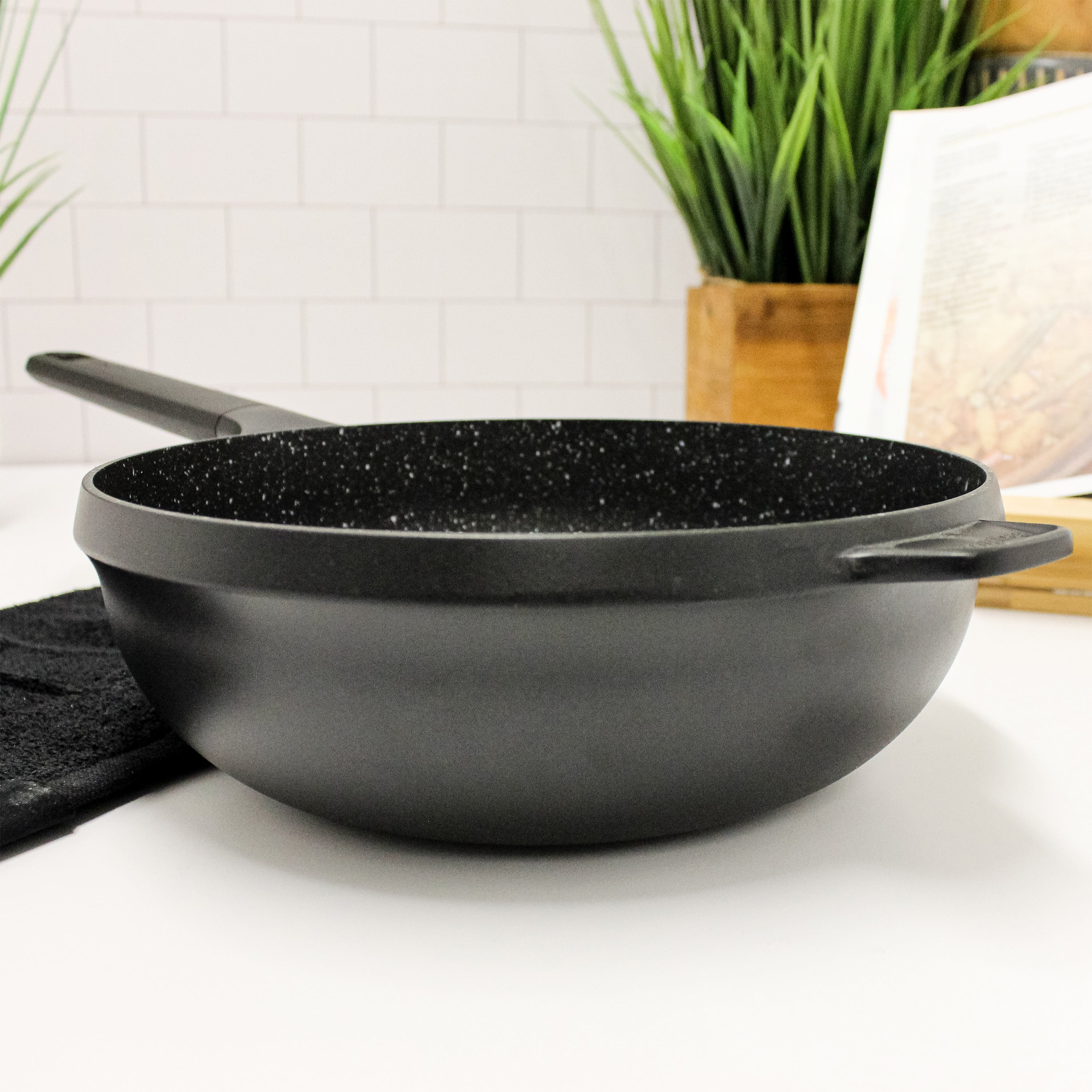 BergHOFF GEM 11-Inch Nonstick Stir Fry Pan 4.1Qt Black - Perfect for Sauteing, Frying & Cooking Healthy Meals at Home