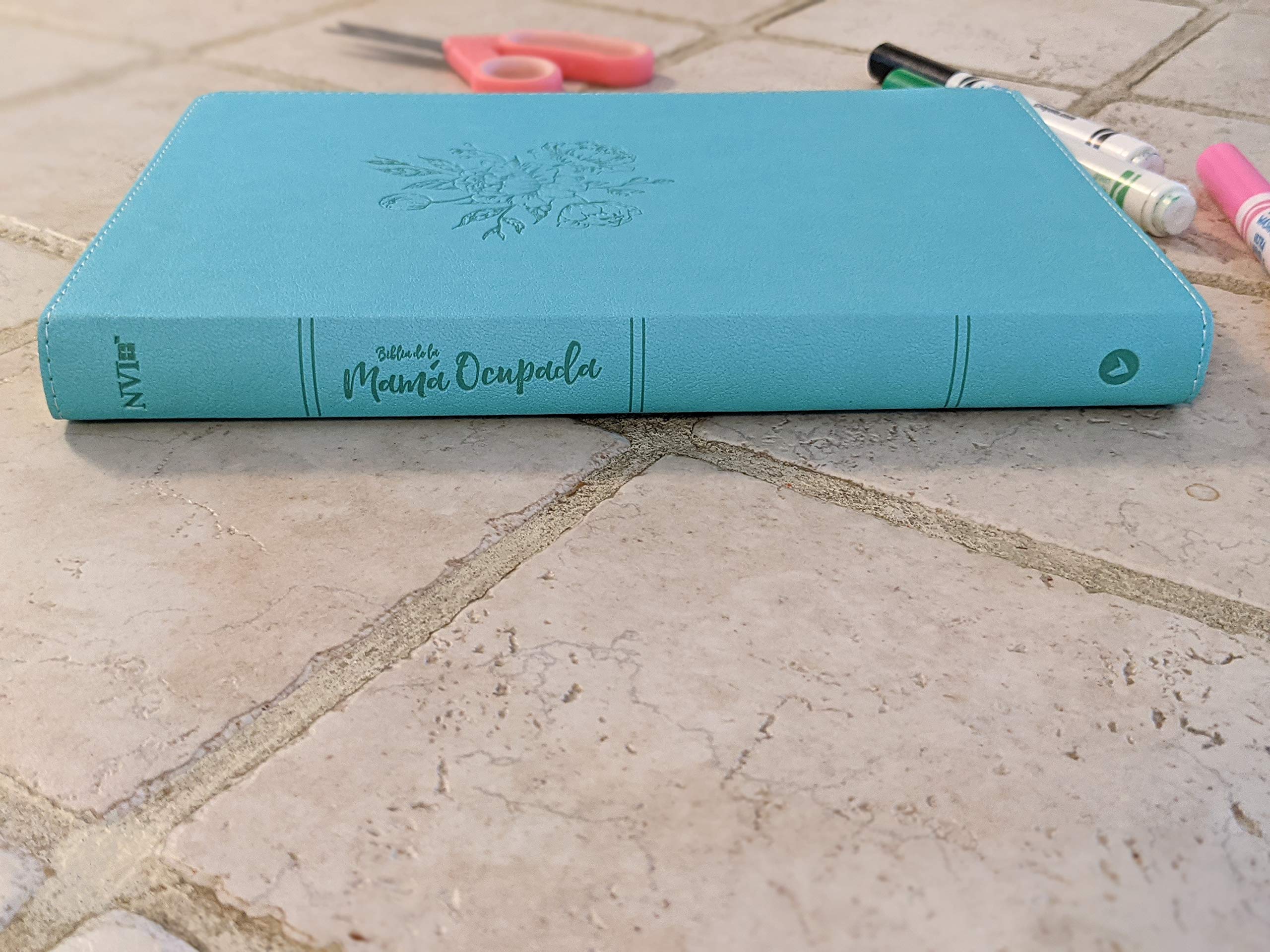 NVI, Busy Mom's Bible, Leathersoft Cover, Turquoise, Words of Christ in Red, Comfort Print: Daily Inspiration Even When You Only Have a Minute (Spanish Edition) - Perfect for Devotions, Prayer Time & Encouragement for Christian Mothers