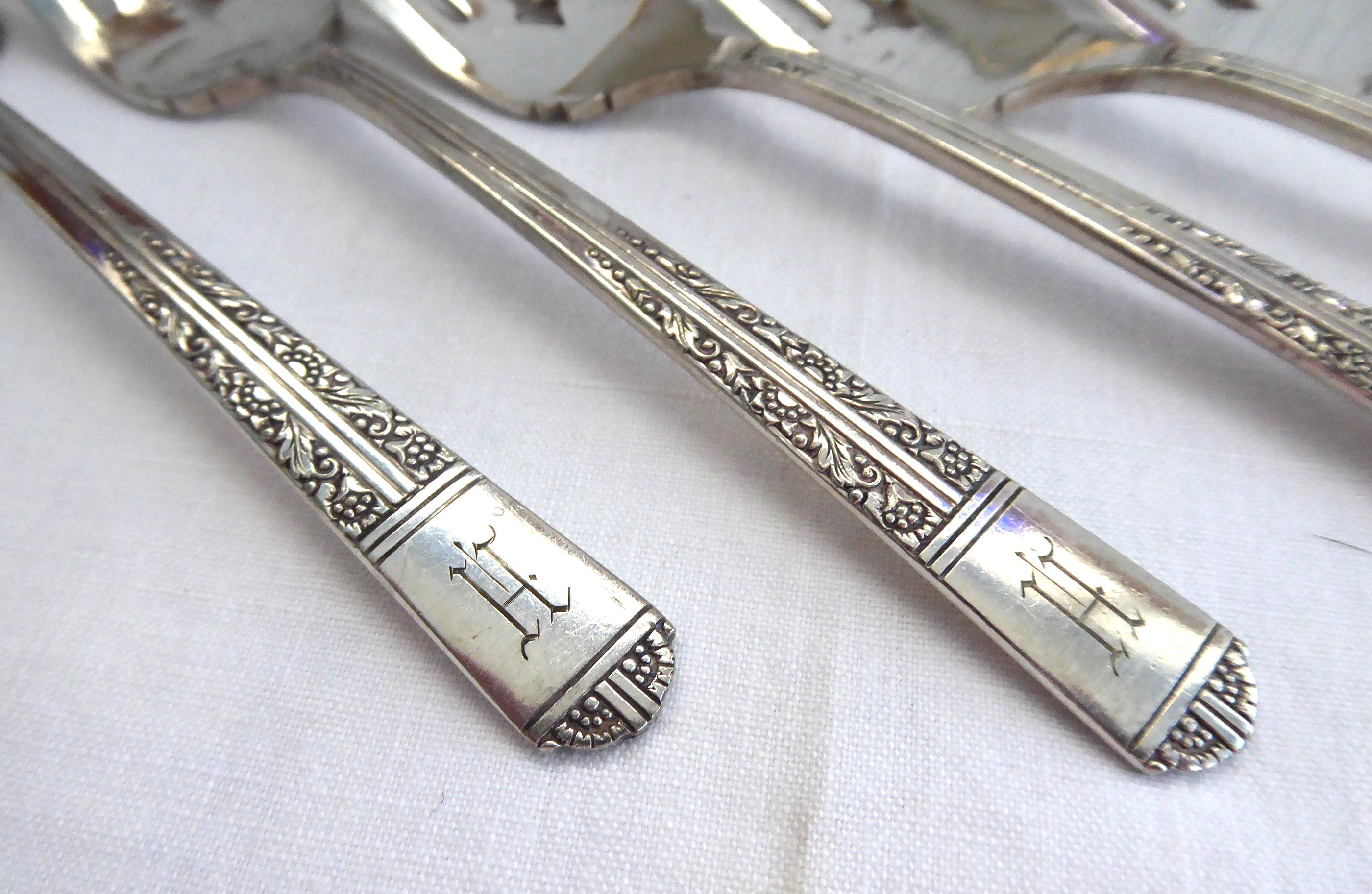 Vintage Oneida Royal Oak Oakleigh Silver Plate Dessert Forks Set of 8 - Monogrammed 1940s Elegant Flatware for Fine Dining, Tea Parties & Special Occasions