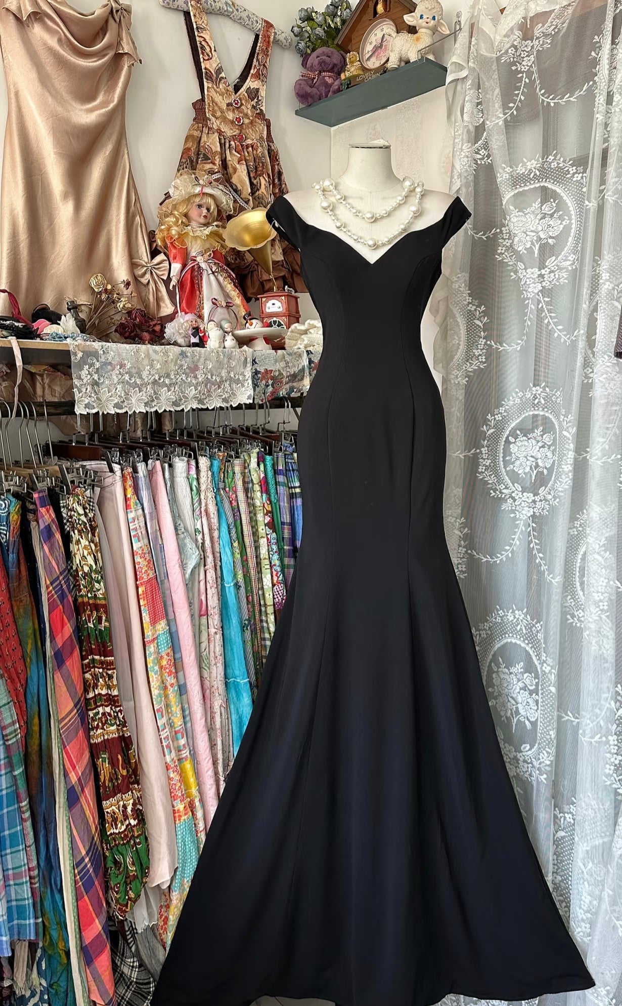 Elegant Off The Shoulder Black Mermaid Evening Dress for Prom, Formal Events & Special Occasions - Style J6817 | Perfect for Weddings, Galas & Cocktail Parties