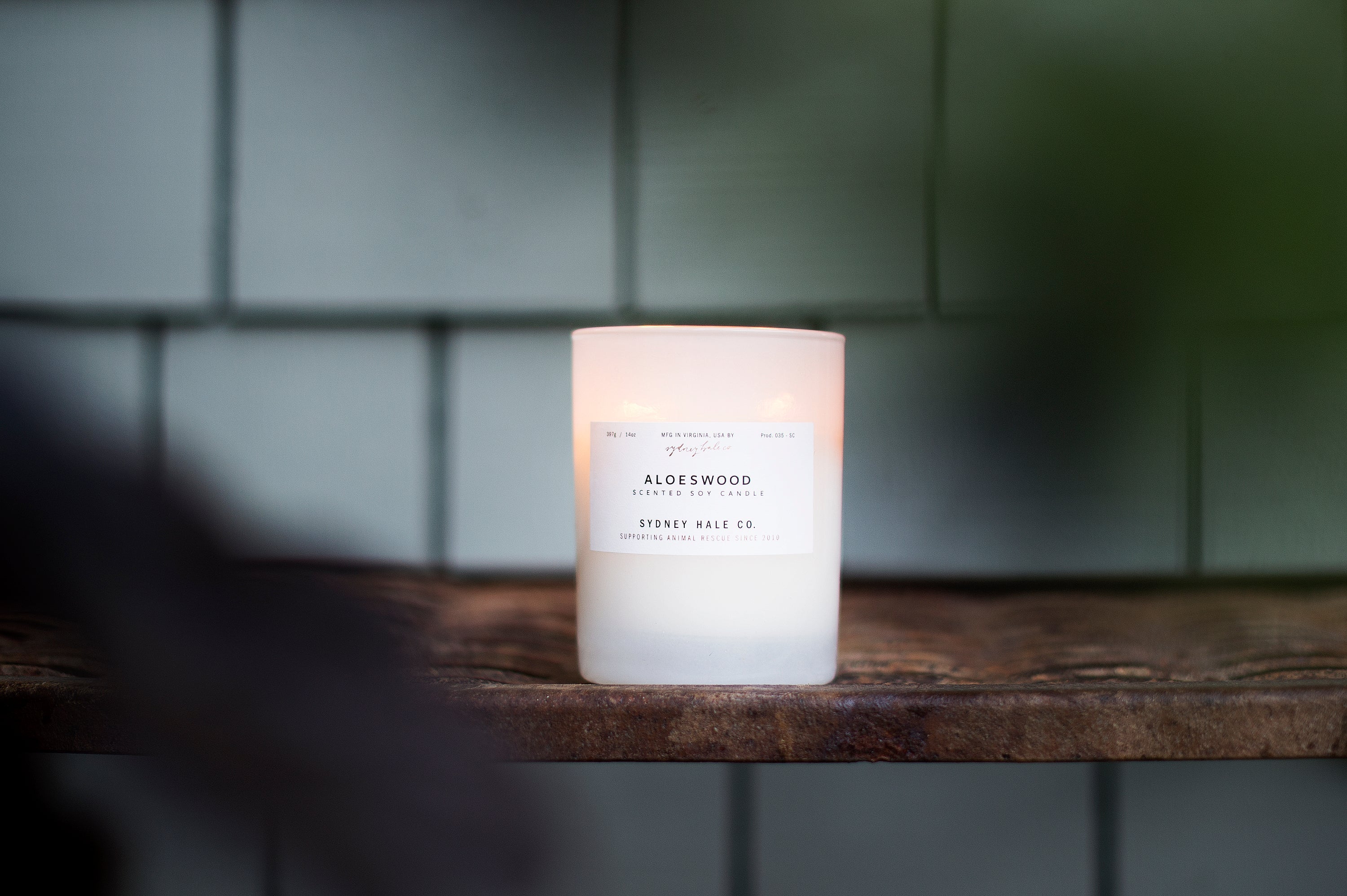 Premium Aloeswood Scented Candle - Natural Aromatherapy Soy Wax Candle for Relaxation, Meditation & Home Decor - Perfect for Bedroom, Spa & Yoga Studio