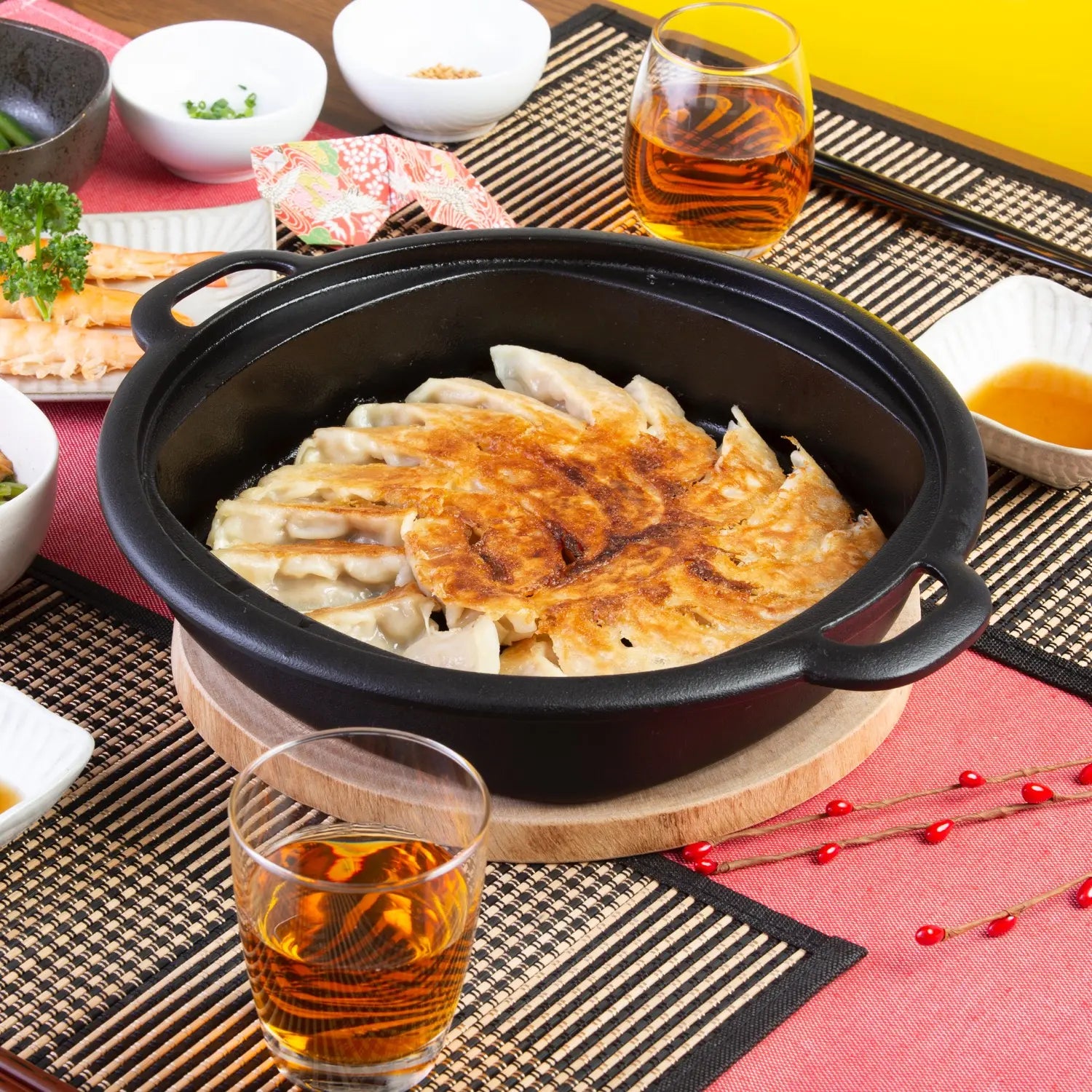 Premium Iwachu Nambu Cast Iron Sukiyaki & Gyoza Pan with Wooden Lid - Authentic Japanese Cookware for Hot Pot, Dumplings & Tabletop Cooking - Perfect for Home Dining & Entertaining