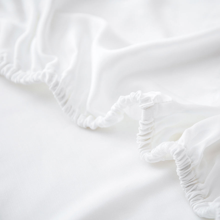 Organic Bamboo Sateen Fitted Sheet - Queen Size, 300 Thread Count, Hypoallergenic & Breathable - Perfect for Allergy Sufferers & Hot Sleepers - Bedroom, Guest Room, RV Use