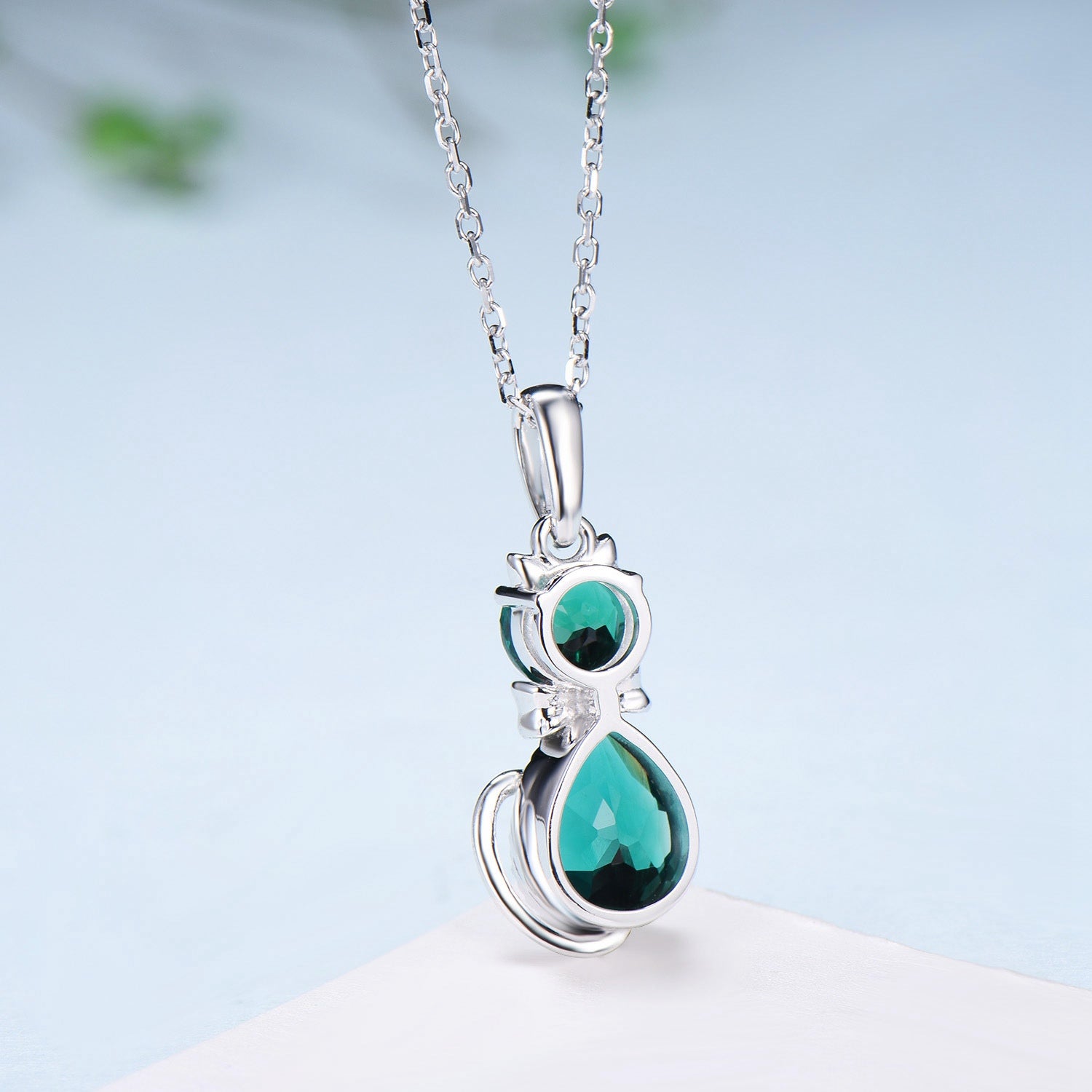Emerald Cat Pendant Necklace - Sterling Silver & White Gold Bow Charm, Personalized Cat Paw Jewelry Gift for Women - Perfect for Anniversaries, Birthdays & Special Occasions