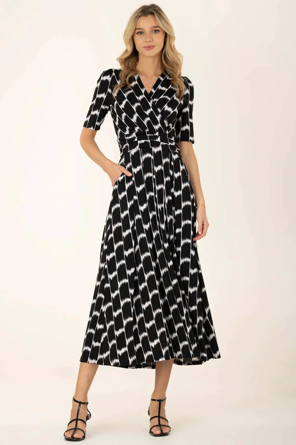 AKAYLA Jersey Maxi Dress for Women - Black Geometric Print Curve Plus Size - Perfect for Casual Wear, Beach Outfits & Summer Vacations