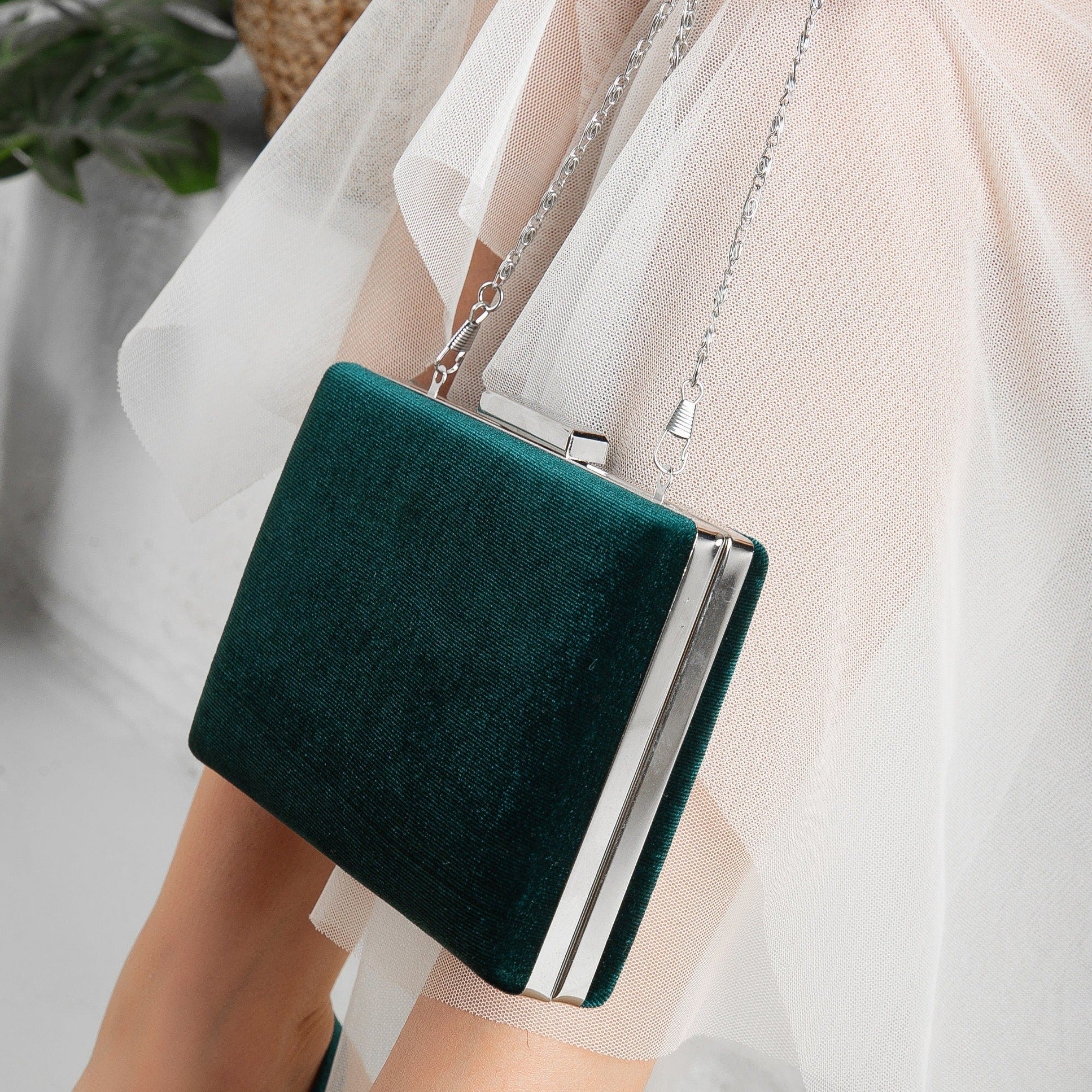 Elegant Green Velvet Clutch Purse for Women - Luxury Evening Bag for Parties, Weddings & Special Occasions