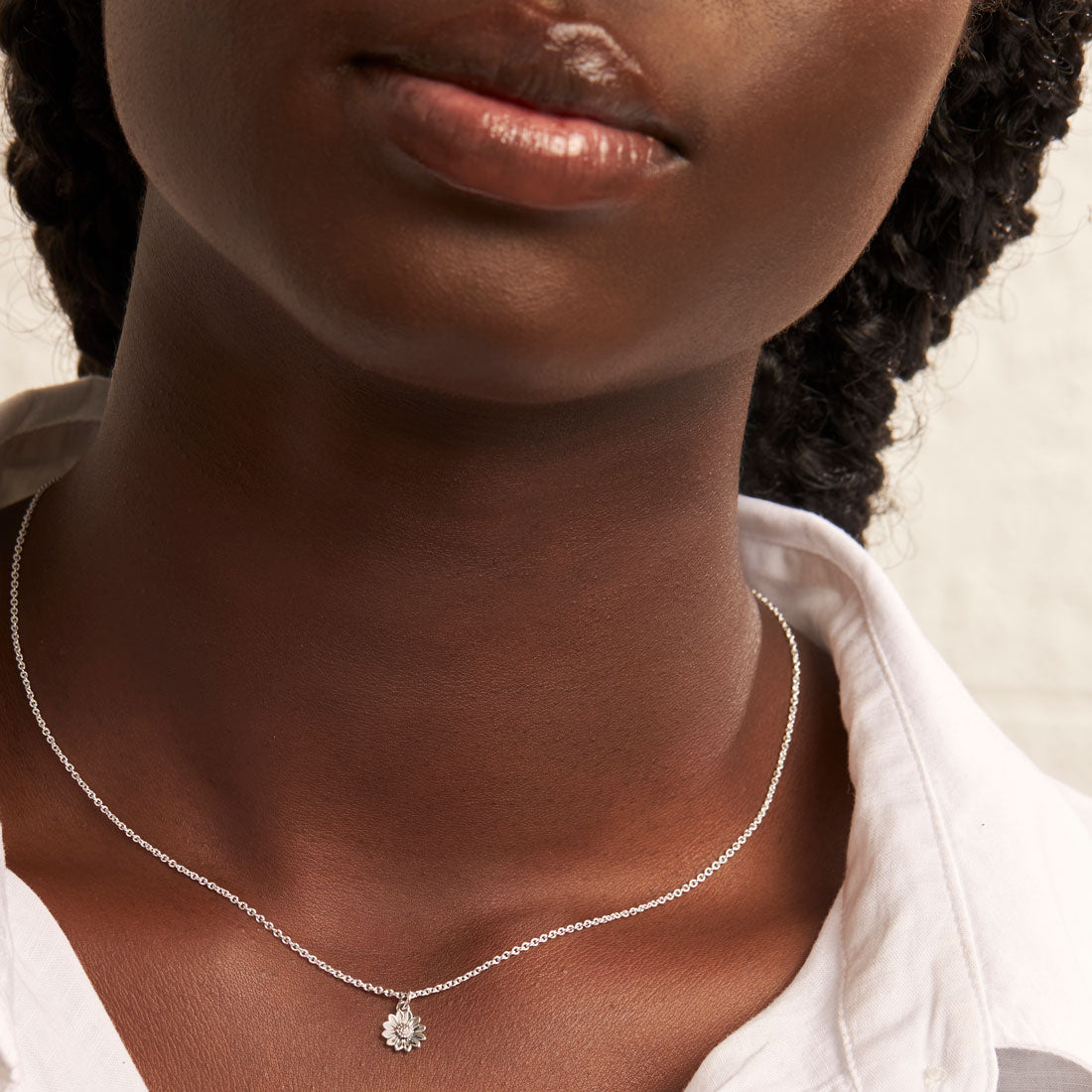 Elegant Sunflower Pendant Necklace for Women - Dainty Floral Jewelry Gift for Her - Perfect for Everyday Wear & Special Occasions