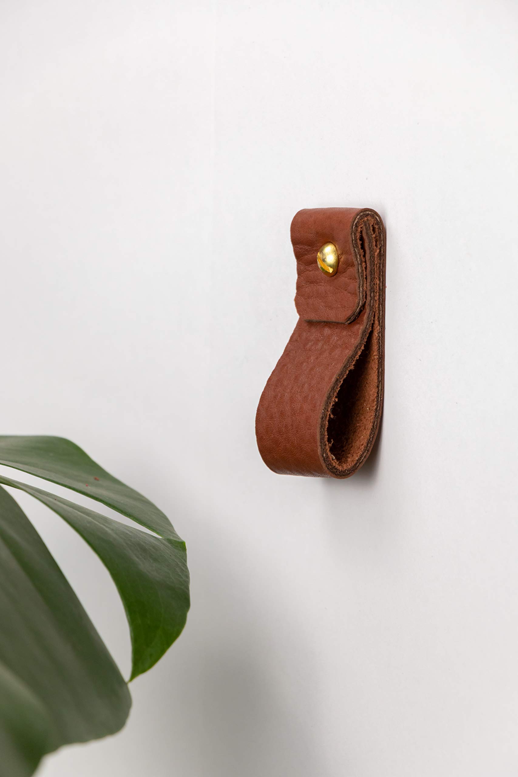 KEYAIIRA - Minimalist Leather Wall Hook for Bath Towels, Small Leather Strap Hanger - Brass Towel Ring for Bathroom Decor, Nordic Home Accessories - Perfect for Hanging Towels, Robes & Coats in Bathrooms, Bedrooms & Entryways