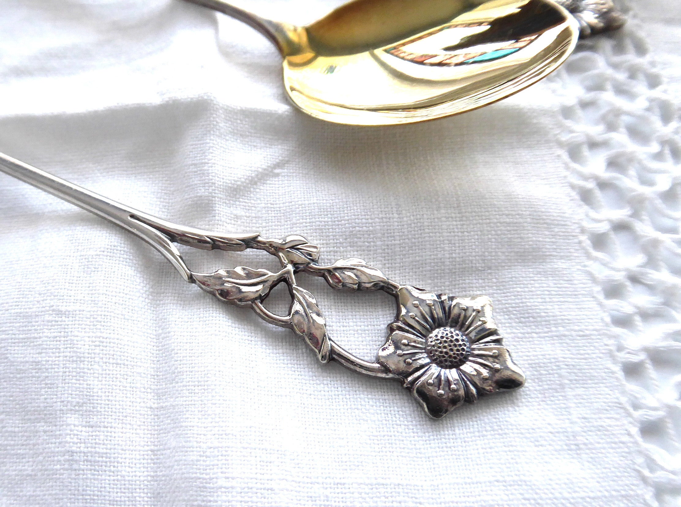 Vintage 1950s Gold-Washed Teaspoon and Coffee Spoon Set - Floral Filigree Design, Boxed Set of 6 - Perfect for Afternoon Tea, Coffee Service, and Elegant Table Settings