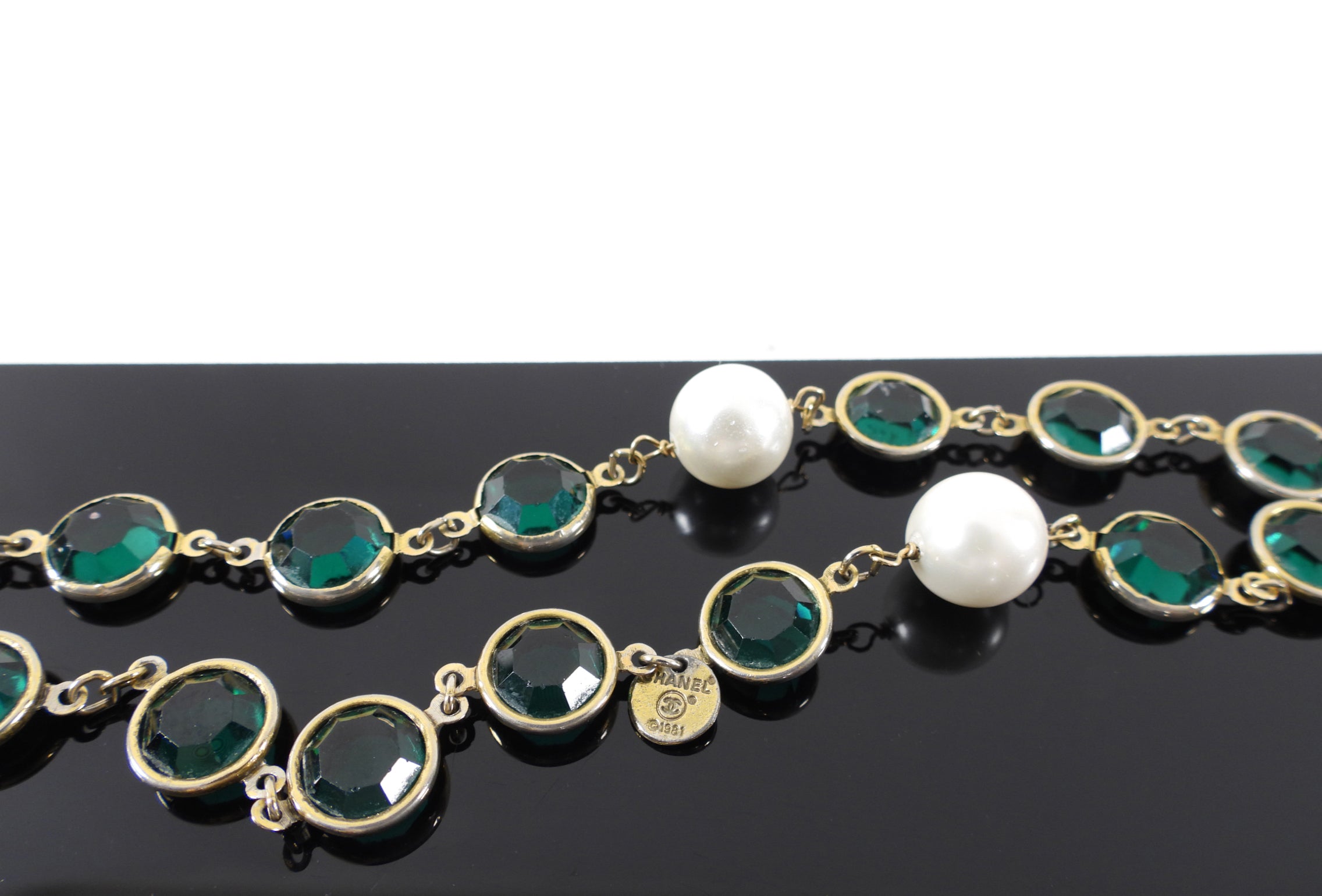 Vintage Chanel 1981 Green Gripoix Glass & Faux Pearl Sautoir Necklace - Elegant Statement Jewelry for Evening Wear & Special Occasions
