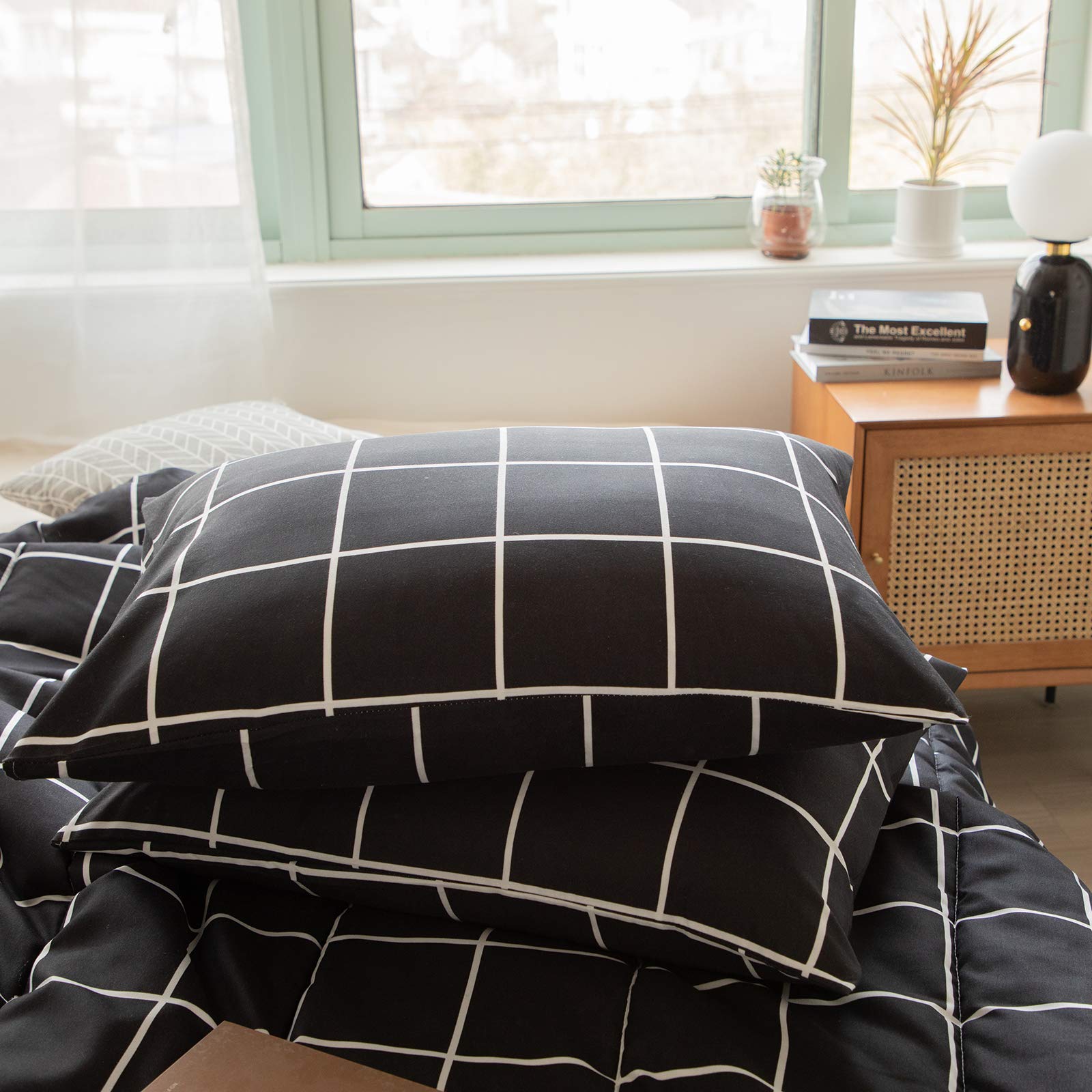 Bedbay Twin Comforter Set for Kids - 2 Piece Black Plaid Bedding Set with Black & White Grid Geometric Design | Soft Lightweight Down Alternative Quilt | Perfect for Boys & Girls Bedroom Decor | Ideal for Cozy Sleepovers, Dorm Rooms & Kids' Room Makeovers