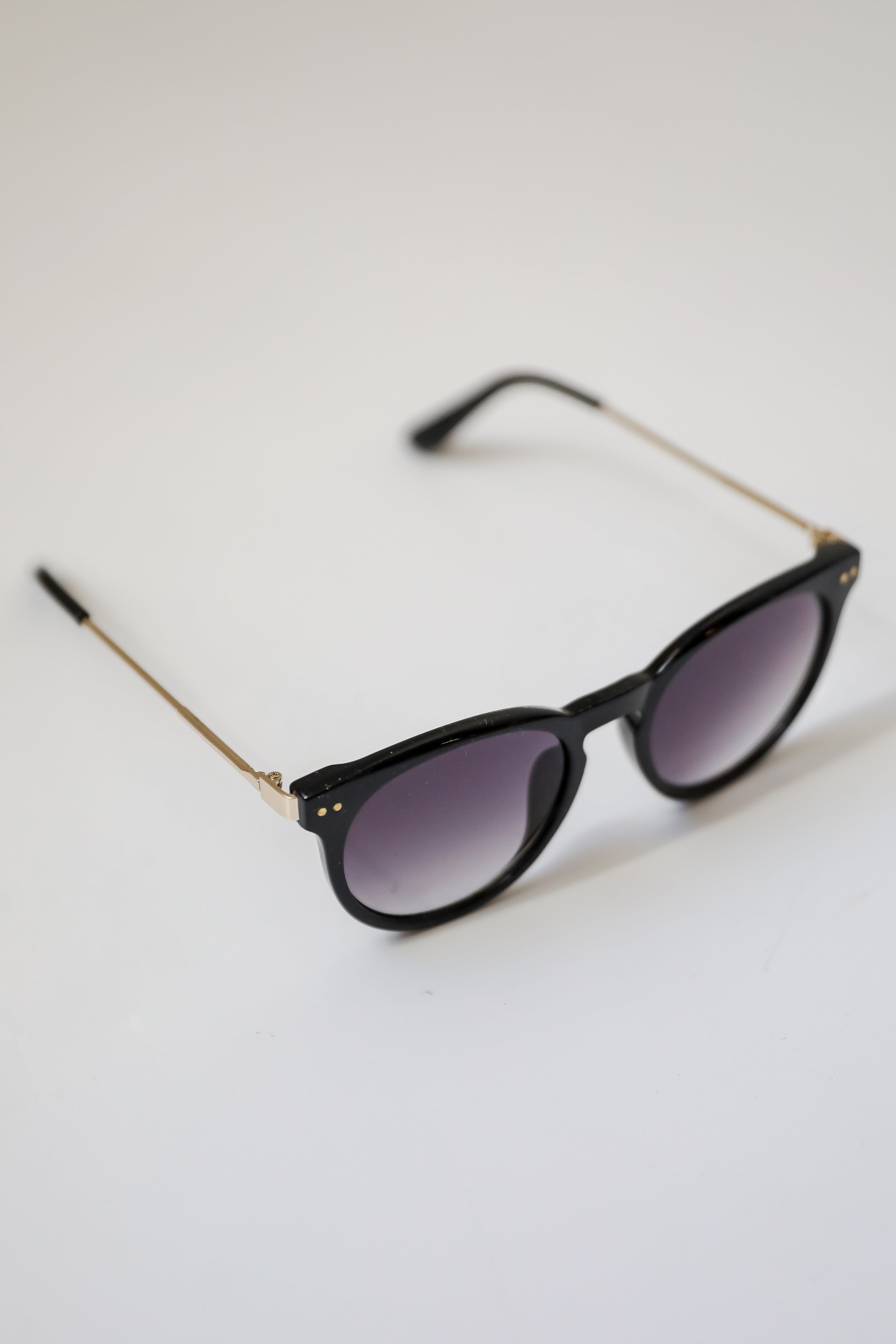 Trendy Round Sunglasses for Women & Men – UV Protection, Polarized Lenses – Perfect for Beach, Driving & Outdoor Activities
