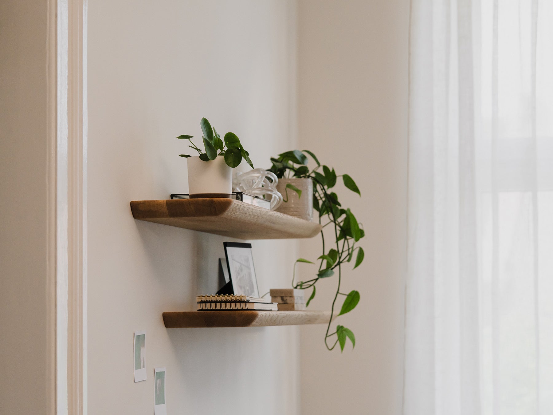 Floating Shelf Wall Mounted - Rustic Wood Wall Shelves for Home Decor, Bathroom, Kitchen, Living Room | Easy Install, Space Saving Storage Solution for Books, Plants & Decor