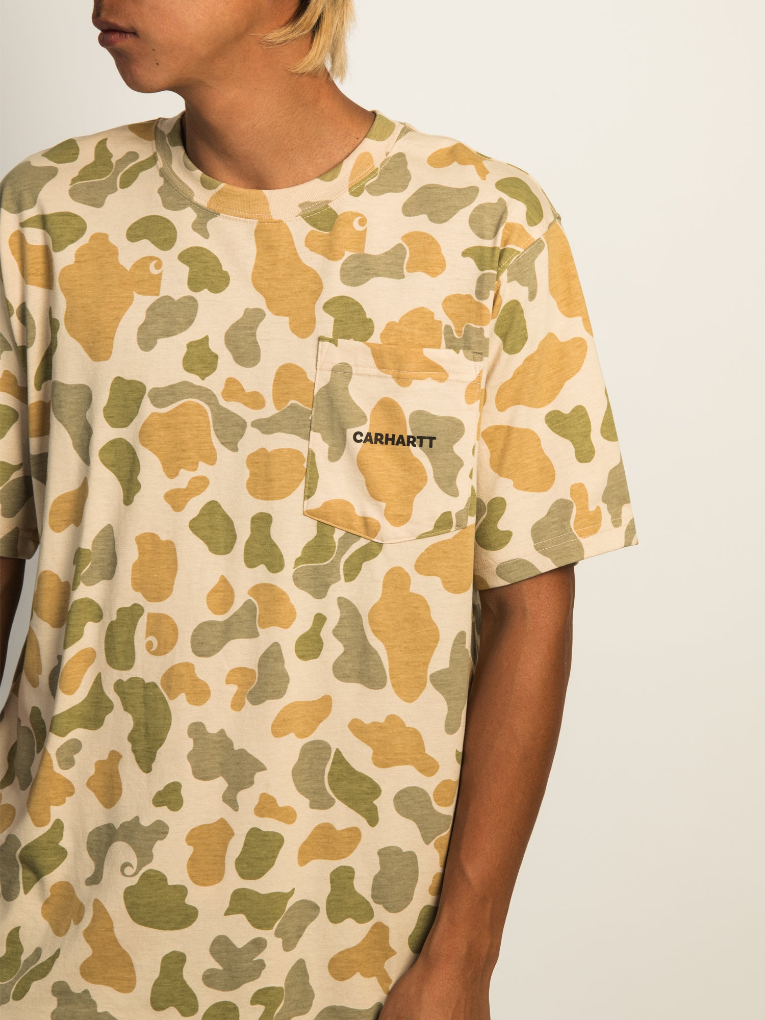Carhartt Relaxed Fit Lightweight Pocket T-Shirt for Men - Comfortable Casual Wear for Work & Outdoor Activities