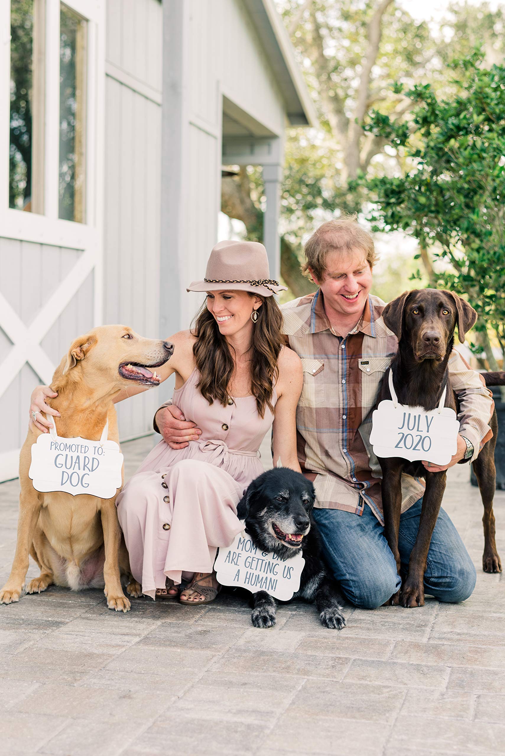 Pregnancy Announcement Pet Signs - Dog Photo Props for Maternity Shoot, Cute 'Mommy to Be' Baby Reveal Sign for Dogs | Perfect for Gender Reveal Parties & Newborn Photoshoots