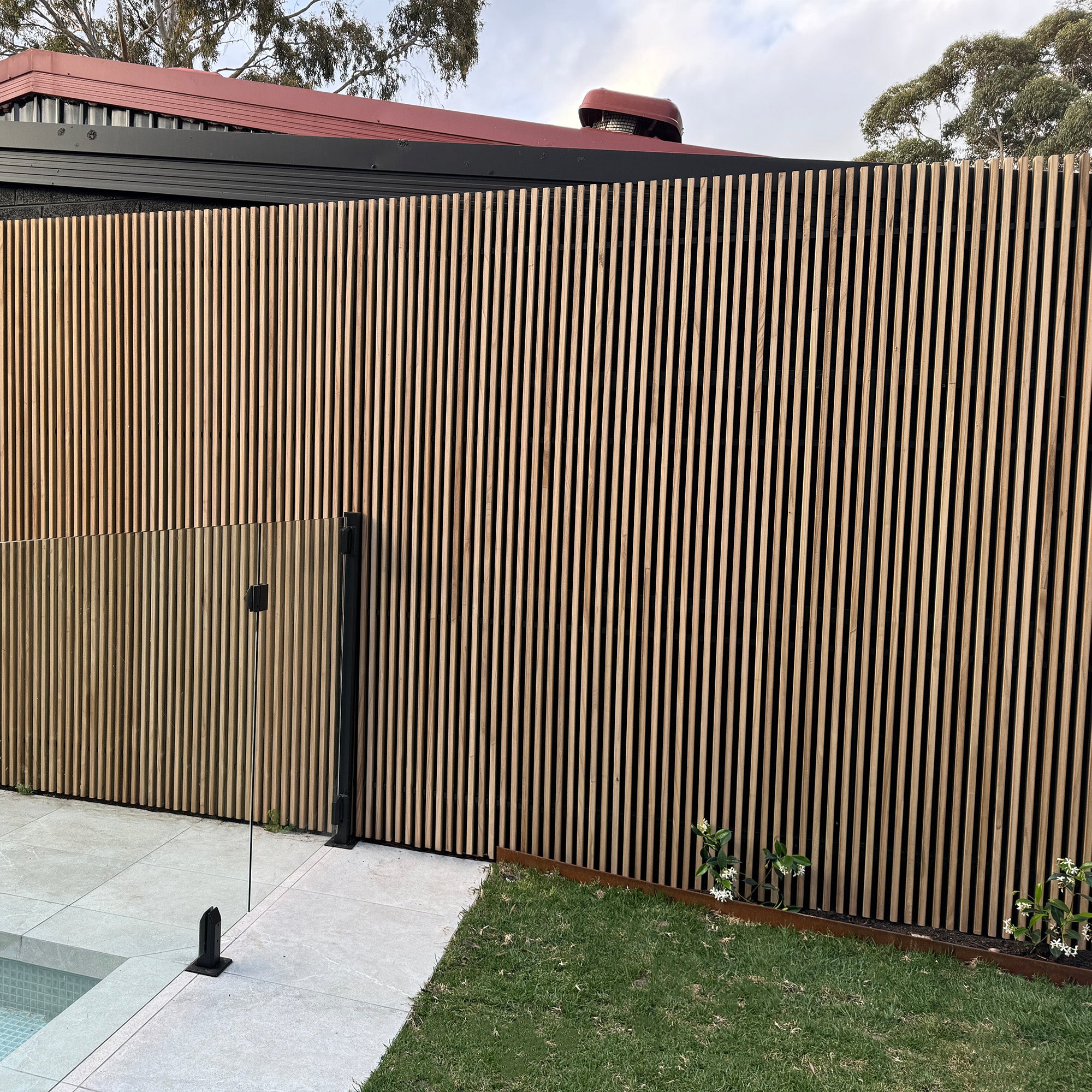 WOODFLEX Premium Outdoor Hardwood Slat Wall Fence Panel - Natural Wood Privacy Screen & Cladding (2400mm x 600mm) - Perfect for Garden Fencing, Deck Privacy Walls & Modern Exterior Design