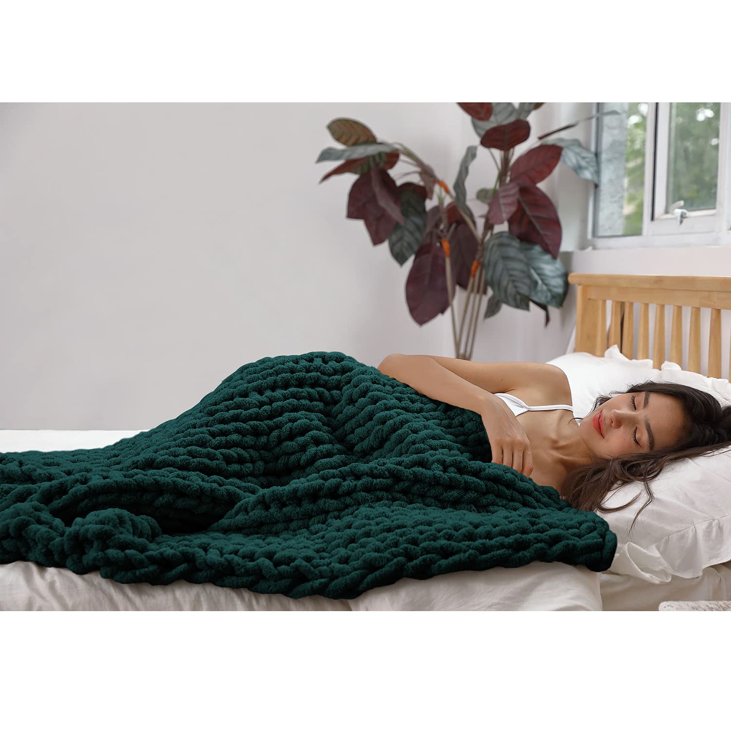 ZUIBESCHOS Chunky Knit Blanket - 60x60 Inch Handmade Chenille Yarn Throw Blanket | Ultra Soft & Warm | No Shed, Machine Washable | Dark Green Cozy Blanket for Bed, Couch, Sofa | Perfect for Winter Nights, Home Decor & Gift Giving