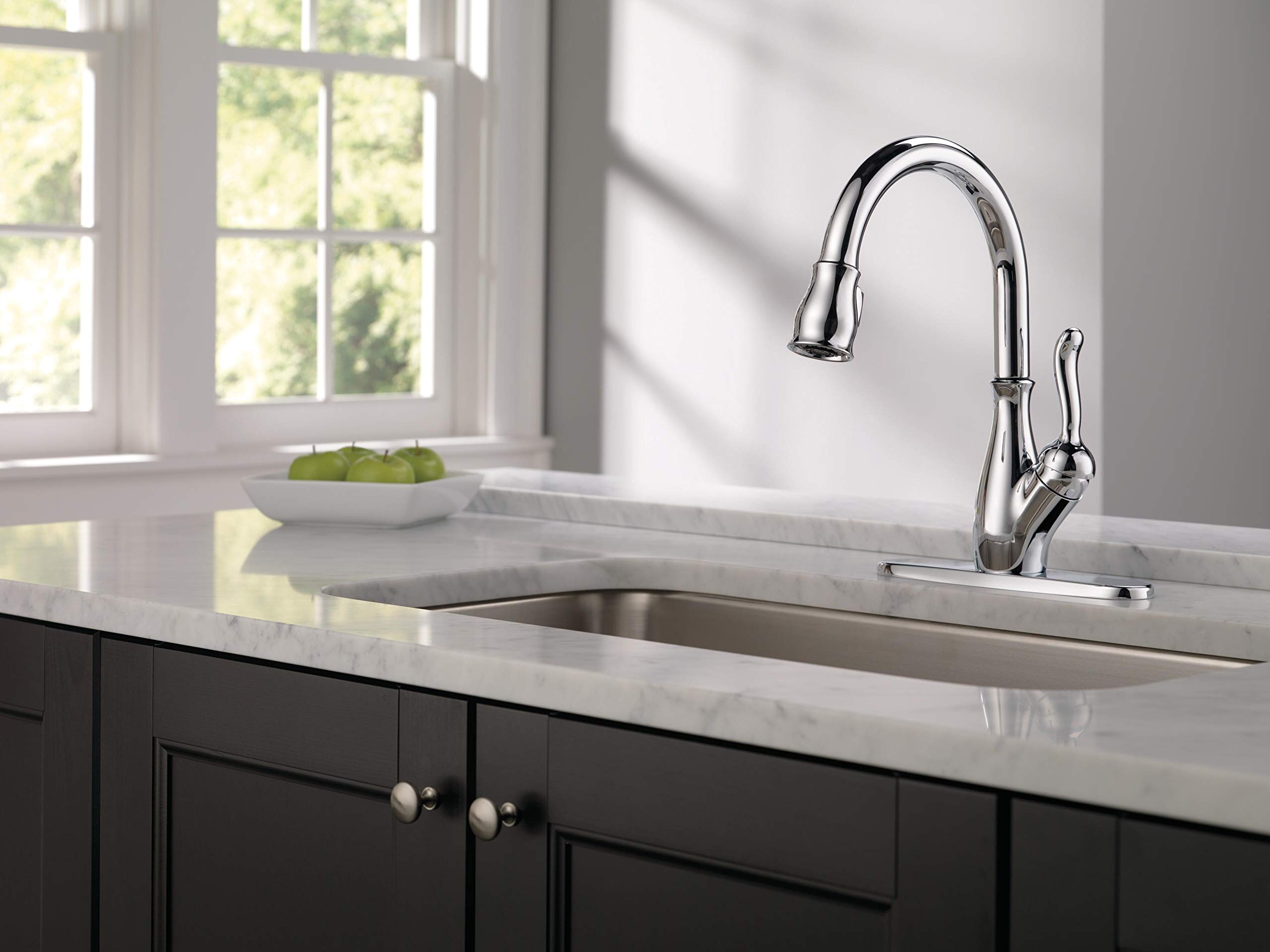 Delta Faucet Leland Single-Handle Pull-Down Kitchen Faucet with Sprayer & Soap Dispenser - Chrome Finish for Modern Kitchen Sinks | Perfect for Cooking, Dishwashing & Food Prep