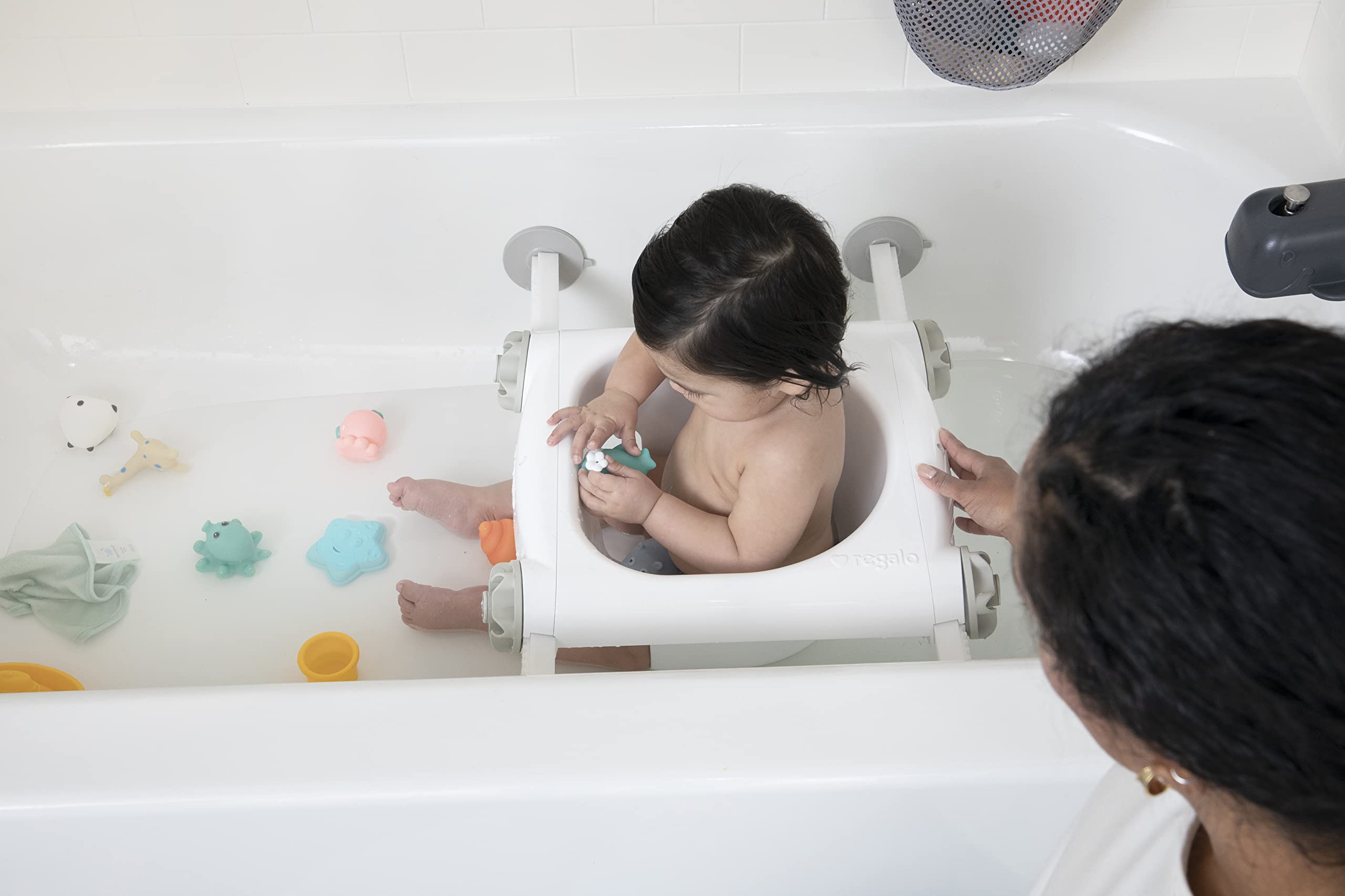 Regalo Baby Basics™ Bath Seat – Award-Winning Infant Bathtub Support with Secure Suction Cups & Drain Holes – Safe Sit-Up Bathing for Newborns & Toddlers – Easy Clean White Baby Bath Seat (0560 DS) – Perfect for Bathtub Safety & Independent Baby Bath Time